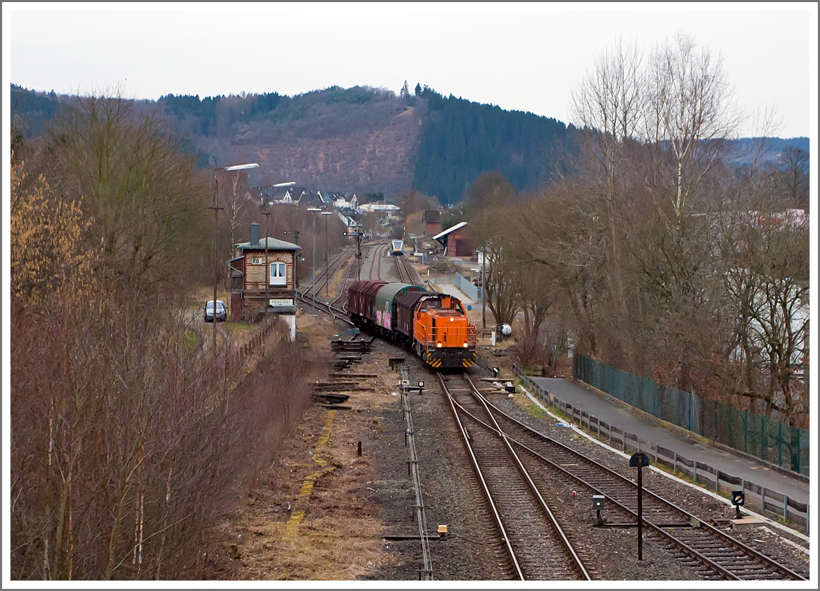 Die Lok 46 der Kreisbahn Siegen-Wittgenstein (KSW) kommt am 10.02.2014 mit einem ungewöhnlich kurzem Coil-Güterzug (3 Wagen) in Herdorf an. Die Weiche ist zum Rangierbahnhof der KSW gestellt.

Die Lok ist Vossloh G 1700-2 BB (eingestellt als 92 80 1277 807-4 D-KSW), sie wurde 2008 unter der Fabrik-Nr. 5001680 gebaut. 

Hinten im Bahnhof Herdorf hält gerade der VT 123 der vectus als Hellertalbahn.