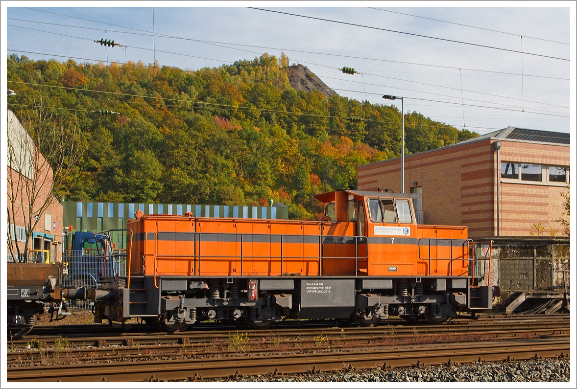 Die Lok 7 der Deutschen Edelstahlwerke(DEW), zuvor Edelstahlwerke S�dwestfalen f�hrt am 19.10.2013, mit einigen Wagen am Haken, vom DB Gleis zur�ck aufs Werksgel�nde in Siegen-Geisweid. 

Oben ist der  Monte Schlacko  das Wahrzeichen von Siegen-Geisweid zusehen. Es handelt sich dabei um eine Schlackenhalde der fr�heren Bremer H�tte.

Die Lok ist eine Mak G 1203 BB, Baujahr 1986, Fabr.-Nr. 1000808.  

Technische Daten:   
Spurweite: 1435 mm
Achsfolge: B´B´ 
L�nge �ber Puffer 12500 mm 
Drehgestellmittenabstand: 5800 mm
Drehgestellachsstand: 2400 mm 
gr��te Breite: 3100 mm
gr��te H�he �ber Schienenoberkante: 4220 mm
kleinster befahrbarer Gleisbogen: 60 m 
Dienstgewicht: 88 t
Kraftstoffvorrat: 2500 l
Motor :   MTU, Typ 8V 396 
Leistung: 745 kW
Drehzahl: 1800 1/min  
Getriebe: Voith, Typ L4r4zU2