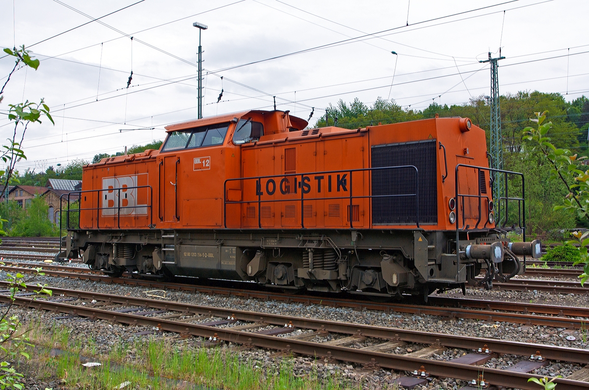 Die Lok Nr. 12 der BBL Logistik, (die 203 156-5, ex DR 110 496-7, DR 112 496-5 und DB 202 496-6) ist am 08.05.2014 in Betzdorf/Sieg abgestellt.

Die V 100.1 wurde 1972 bei LEW (VEB Lokomotivbau Elektrotechnische Werke  Hans Beimler , Hennigsdorf) unter der Fabriknummer 13535 gebaut und als 110 496-7 an die DR ausgeliefert. 
1985 erfolgte der Umbau und Umzeichnung in DR 112 496-5, die Umzeichnung in DR 202 496-6 erfolgte 1992 und ab 01.01.94 dann DB 202 496-6, die Ausmusterung bei der DB erfolgte 1998 und ging dann an SFZ - Schienenfahrzeugzentrum Stendal (heute ALS - ALSTOM Lokomotiven Service GmbH, Stendal) 202 496-6, hier war sie erst im Mietpool.  Dann 2008/9 erfolgte durch ALS der Umbau gem�� Umbaukonzept  BR 203.1  in die heutige 203 156-5, die Inbetriebnahme war im Jahr 2009, bis 2011 blieb sie Eigentum der ALS (92 80 1203 156-5 D-ALS) und war sie als Mietlok unterwegs. Bis sie 2011 an die BBL Logistik in Hannover verkauft wurde, nun hat sie die NVR-Nummer 92 80 1203 156-5 D-BB und die EBA-Nummer 	EBA 01C23K 170.

Technische Daten:

Achsanordnung: B'B'
Leistungs�bertragung: dieselhydraulisch
H�chstgeschwindigkeit: 100 km/h
Kleinste Dauerfahrgeschwindigkeit: 18 km/h
Dienstgewicht: 69 t
Spurweite: 1.435 mm
L�nge �ber Puffer: 14.240 mm
Breite: 3.110 mm
H�he �ber SO: 4.255mm
Radsatzabstand im Drehgestell: 2.300mm
Drehzapfenabstand: 7.000mm
Raddurchmesser: 1.000 mm (neu) / 910 mm (abgenutzt)
Kleinster befahrbarer Gleisbogenradius: 100 m
Kleinster befahrbarer Br�ckenradius: 300m

Motor:
Motorart: 12-Zylinder-Dieselmotor mit Direkteinspritzung, Abgasturbolader und Ladeluftk�hlung
Motortyp: Caterpillar 3512 B DI-TA JW
Motorleitung: 1.305 kW (1.775 PS) bei 1.750 U/min
Hubraum: 51,8 l (Bohrung-� 170 x Hub 190 mm)
Motorgewicht: 6.537 kg

Getriebe: Voith Str�mungsgetriebe GSR 30/5,7

K�hlsystem und Hdrostatikanlage: Voith Turbo Antriebstechnik
Typ A 2024 H

Radsatzgetriebe: vom Getriebewerk Gotha; Radsatz 1 und 4 A�K 18-07; Radsatz 2 und 3 A�K 18-06

Bremse: Knorr-Bremse AG; Typ KE-GP-mZ (Steuerventil KELak-V5d). Indirekt wirkende, mehrl�sige elektrisch angesteuerte Druckluftbremse mit G/P Wechsel.
Direkt wirkende, elektrisch angesteuerte Druckluft-Zusatzbremse. Sowie Handspindelbremse (Feststellbremse).
