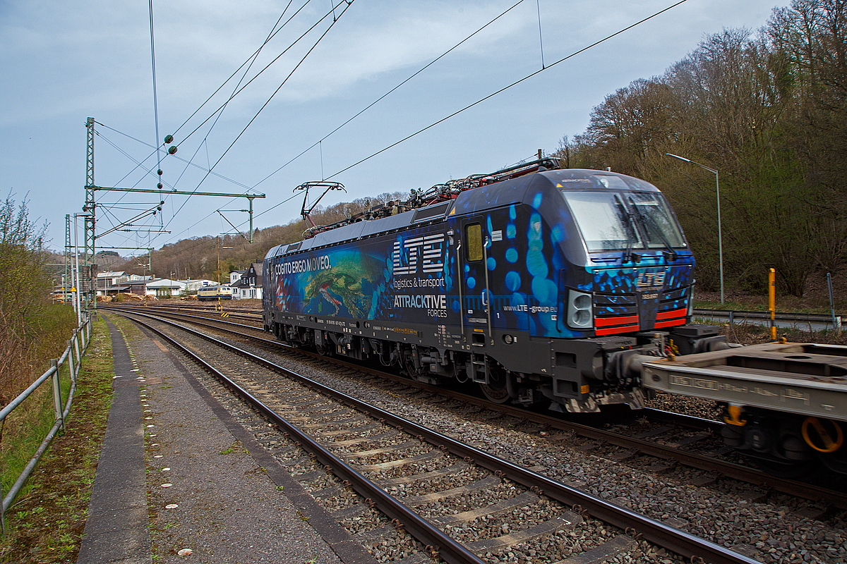 Die LTE 193.697 (91 80 6193 697-0 D-LTE) „Cogito Ergo Moveo.“ fährt am 13.04.2022 mit einem KLV-Zug durch Scheuerfeld (Sieg) in Richtung Siegen.

Die Siemens Vectron MS -193 697 wurde 2020 von Siemens Mobilitiy in München-Allach unter der Fabriknummer 22764 gebaut. Sie ist in der Variante A35 und hat die Zulassungen für D/A/I/H/CZ/PL/SK/HR/SLO/SRB/BG/RO.
