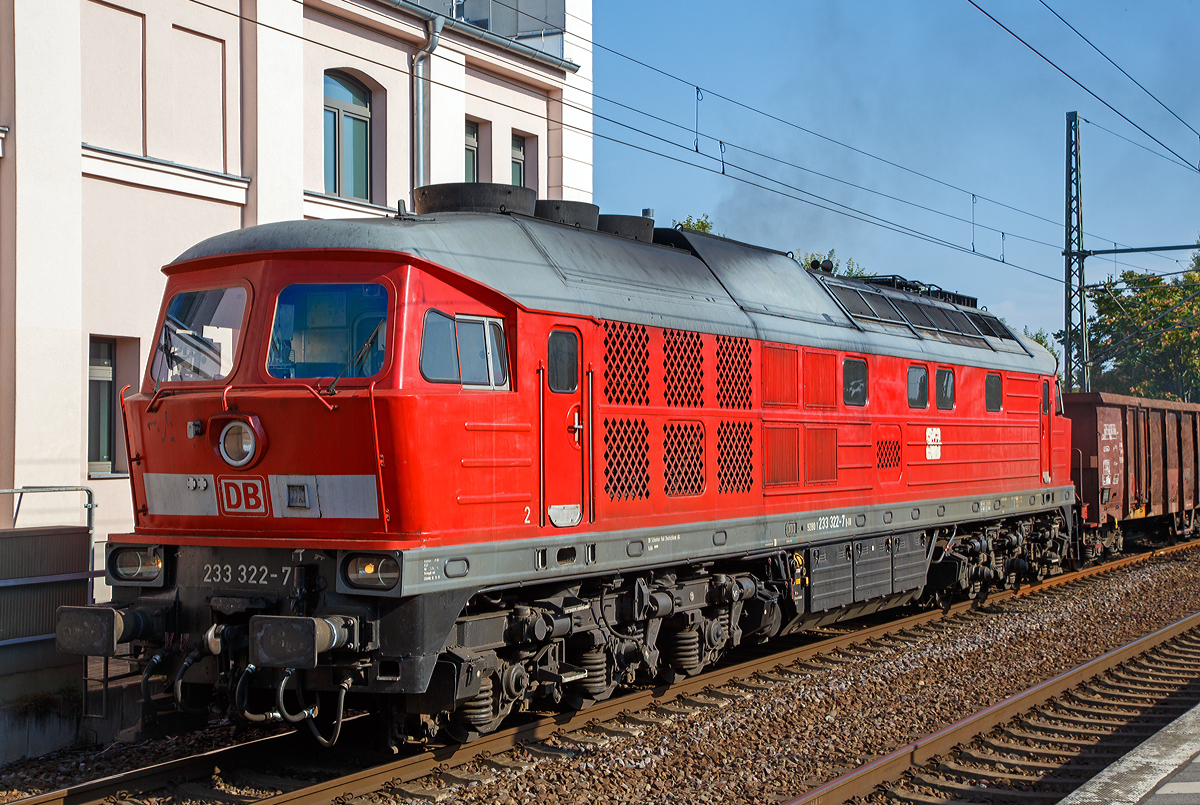 Die Ludmilla 233 322-7 (92 80 1233 322-7 D-DB) der DB Cargo, ex DB 232 322-8, ex DR 132 322-9, fährt am 19.09.2018 mit einem Güterzug durch den Hauptbahnhof Brandenburg an der Havel.

Die V 300 wurde 1975 von LTS (Luhanskyj Teplowosobudiwnyj Sawod auch bekannt als Lokomotivfabrik Lugansk (ehemals Woroschilowgrad)) unter der Fabriknummer 0536 gebaut und als 132 322-9 an die Deutsche Reichsbahn (DR) geliefert. Zum 01.01.1992 erfolgte die Umzeichnung in DR 232 322-8  und zum 01.01.1994 dann in DB 232 322-8. Im Jahre 2002 erfolgte dann der  Umbau und Remotorisierung mit neue zwölfzylinder Dieselmotor: 12D49M im Ausbesserungswerk Cottbus, so erfolgte zum 06.11.2002 die Umzeichnung in DB 233 322-7.

Die Geschichte der V 300 :
In den 1960er Jahren wurde auf politischer Ebene beschlossen, dass der Traktionswandel in der DDR vor allem durch Diesellokomotiven zu erfolgen habe. Wegen der Spezialisierungsvereinbarungen innerhalb des RGW konnte der künftige Bedarf der DR an leistungsstarken Diesellokomotiven aber nicht mehr aus einheimischer Produktion gedeckt werden, da bei so hohen PS-Leistungen elektrische Fahrmotoren benötigt werden. Der im deutschsprachigen Raum übliche dieselhydraulische Antrieb fiel damit aus.

Die damalige DR hatte bis dahin keine Erfahrung mit dieselelektrischer Antriebstechnik. Zudem gab es einen Beschluss innerhalb des RGW, dass Maschinen mit mehr als 2000 PS nicht in der DDR gebaut werden sollten, da bereits sehr viele kleinere Diesellokomotiven aus DDR-Produktion kamen und die UdSSR um ihre Vormacht bei Großdiesellokomotiven fürchtete. Die Versuchslok V240 blieb deshalb ein Einzelstück.

Neben den reinen Güterzugloks der Bauart M62 (V 200, DR-Baureihe 120) „Taigatrommel“ sollten auch 3000 PS starke, 140 km/h schnelle Loks mit elektrischer Zugheizung (später auch 160 km/h schnelle Maschinen mit 4000 PS Leistung) aus der Sowjetunion beschafft werden. Deren Konstruktion erfolgte nach den Vorgaben der DR bei der Lokomotivfabrik Luhansk (damals Woroschilowgrad). Da eine zentrale elektrische Zugheizung für russische Verhältnisse eher ungeeignet ist, mussten entsprechende Aggregate völlig neu entwickelt werden und standen zum Lieferbeginn noch nicht zur Verfügung.

Die Lokomotiven der Baureihe 130 (DB 230), BR 131 (DB 231), BR 132 (DB 232, 233, 234 und 241) und BR 142 (DB 242) wurden ab 1970 aus der damaligen Sowjetunion in die DDR importiert und bei der Deutschen Reichsbahn in Dienst gestellt. Die Baumuster wurden noch als V 300 auf der Leipziger Messe vorgestellt.

Von der Baureihenfamilie wurden zwischen 1970 und 1982 insgesamt 873 Stück in Dienst gestellt. Im Volksmund sind die Dieselmaschinen unter dem Namen „Ludmilla“  geläufig. Heute sind bei der Deutschen Bahn nur noch aus der Baureihe 132 hervorgegangene Lokomotiven im Einsatz.

Die Umbau-Baureihe 233:
Im Jahre 2002 begann man mit dem Stabiliesierungsprogramm der BR 232, zur Erhöhung der Zuverlässigkeit, Verfügbarkeit und Wirtschaftlichkeit, sowie der Reduzierung der Emissionswerte, der Umbau bestand im wesentlichen aus:
Die BR 233 erhielt einen direkteinspritzenden V-12-Zylinder-Viertakt-Dieselmotor des russischen Typs Kolomna 12D49M mit einer Nennleistung von 2.206 kW und einer maximal eingestellten Traktionsleistung von 1.900 kW ausgerüstet worden. Da der Umbau für den russischen Motor am geringsten war, entschied man sich für den Einbau dieses Motors. Während der Originalmotor ein 16-V-Zylinder-Dieselmotor (Kolomna 5D49) war, ist der neue Motor nur noch ein 12-Zylinder-V- Dieselmotor. Der der neue Motor hat einen Hubraum von 165,6 l gegenüber 220,9 l des alten Motors, die fast gleiche Leistung wird u.a. durch einen höheren Ladedruck erreicht. Dieser wurde von 1,3 bar auf nun 2,1 bar erhöht. Aber auch der Einspritzdruck (Beginndruck 380 bar gegenüber 320 bar) und der max. Verbrennungsdruck (140 bar gegenüber 115 bar) sind entsprechend höher.
Wie auch beim alten Motor können einzelne Zylindergruppen zur Dieseleinsparung bei Nichtbedarf abgeschaltet werden. Insgesamt wurden 65 Lokomotiven mit dem neuen Motor Typ Kolomna 12D49M ausgestattet und zur Unterscheidung als Baureihe 233 bezeichnet, dabei wurden die alten Ordnungsnummern beibehalten. 

Systemänderungen gegenüber dem 5D49 bestehen vor allem im Zweikreiskühlsystem, der Ausstattung mit zwei Ölwärmetauschern und der Notabstellung mittels Notstopp bzw. Luftabsperrklappe.
Die veränderte Lage des Abgasturboladers des 12D49M gegenüber dem 5D49 im Lokkasten erforderte außerdem den Einbau eines gekürzten Schalldämpfers. Weiterhin wurde die Verbrennungsluftanlage auf eine mit vier Papierfiltereinsätzen bestückte einseitige Luftansauganlage umgerüstet. 

Technische Daten der BR 233:
Spurweite:  1435 mm (Normalspur)
Achsformel: Co’Co’
Länge über Puffer: 20.820 mm
Drehgestellachsstand:  2 x 1.850 mm (3.700 mm)
Dienstgewicht: 122t
Radsatzfahrmasse:  20,4 t 
Anfahrzugkraft: 294 kN
Dauerzugkraft: 194 kN
Höchstgeschwindigkeit: 120 km/h
Treibraddurchmesser:  1050 mm

Motorart: direkteinspritzenden V-12-Zylinder-Viertakt-Dieselmotor mit Abgasturbolader und Ladeluftkühlung, 4 Ventile pro Zylinder
Motorentyp: Kolomna 12D49M
Motorleistung: 2.206kW (2.999 PS) bei 1.000 U/min
Motorhubraum: 165,6 l
Ladeluftdruck: 2,1 bar
Einspritzbeginndruck: 380 bar
Max. Verbrennungsdruck: 140 bar

Leistungsübertragung: elektrisch
Traktionsgeneratortyp: GS-501A
Traktionsgeneratorleistung:  2.190kW
Traktionsleistung: 1.830 kW (6 x 305 kW)
Anzahl der Fahrmotoren: 6 (á 305 kW)
Fahrmotortyp: ED 118 A
Tankinhalt: max. 6000 l
