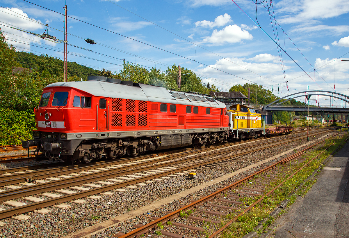 Die  Ludmilla  234 278-0 (92 80 1234 278-0 D-SEL) der SEL – Martin Schlünß Eisenbahnlogistik (Wankendorf), ex DB 234 278-0, ex DR 232 278-2, ex DR 132 278-3, schleppt am 24.07.2020 die V100.10 Wiebe Lok 2 bzw. 211 341-3 (92 80 1211 341-3 D-BLP) und einen 8-achsigenNiederflurwagen der Gattung Saadkms von Kreuztal in Richtung Hagen.

Die V 300 wurde 1975 von LTS (Luhanskyj Teplowosobudiwnyj Sawod auch bekannt als Lokomotivfabrik Lugansk (ehemals Woroschilowgrad)) unter der Fabriknummer 0491 gebaut und als 132 278-3 an die Deutsche Reichsbahn (DR) geliefert. Zum 01.01.1992 erfolgte die Umzeichnung in DR 232 278-2. Bereits im Mai 1992 erfolgte der Umbau (Umrüstung auf 140 km/h Höchstgeschwindigkeit) im AW Cottbus zur BR 234 und die Umzeichnung in DR 234 278-0 und zum 01.01.1994 dann in DB 234 278-0. Im Jahre 2015 wurde die Lok bei der DB Fernverkehr AG z-gestellt, 2018 erfolgte der Verkauf an die SEL.

Die damalige DR hatte bis dahin keine Erfahrung mit dieselelektrischer Antriebstechnik. Zudem gab es einen Beschluss innerhalb des RGW, dass Maschinen mit mehr als 2000 PS nicht in der DDR gebaut werden sollten, da bereits sehr viele kleinere Diesellokomotiven aus DDR-Produktion kamen und die UdSSR um ihre Vormacht bei Großdiesellokomotiven fürchtete. Die Versuchslok V240 blieb deshalb ein Einzelstück.

Neben den reinen Güterzugloks der Bauart M62 (V 200, DR-Baureihe 120) „Taigatrommel“ sollten auch 3000 PS starke, 140 km/h schnelle Loks mit elektrischer Zugheizung aus der Sowjetunion beschafft werden. Deren Konstruktion erfolgte nach den Vorgaben der DR bei der Lokomotivfabrik Luhansk (damals Woroschilowgrad). Da eine zentrale elektrische Zugheizung für russische Verhältnisse eher ungeeignet ist, mussten entsprechende Aggregate völlig neu entwickelt werden und standen zum Lieferbeginn noch nicht zur Verfügung.

Die Lokomotiven der Baureihe 130 (DB 230), BR 131 (DB 231), BR 132 (DB 232, 233, 234 und 241) und BR 142 (DB 242) wurden ab 1970 aus der damaligen Sowjetunion in die DDR importiert und bei der Deutschen Reichsbahn in Dienst gestellt. Die Baumuster wurden noch als V 300 auf der Leipziger Messe vorgestellt.

Von der Baureihenfamilie wurden zwischen 1970 und 1982 insgesamt 873 Stück in Dienst gestellt. Im Volksmund sind die Dieselmaschinen unter dem Namen „Ludmilla“  geläufig. Heute sind bei der Deutschen Bahn nur noch aus der Baureihe 132 hervorgegangene Lokomotiven im Einsatz.

Die DR / DB- Umbau-Baureihe 234
Für den IR- und IC-Dienst in den neuen Bundesländern auf den für 140 km/h (teilweise auch für 160 km/h) ertüchtigten Strecken benötigte man nach der Wende dringend leistungsstarke und schnelle Dieselloks für Geschwindigkeiten von 140 km/h mit entsprechend hoher Zugleistung, die die DB-Baureihe 218 nicht erbringen kann. Im Jahre 1991 plante die Hauptverwaltung Maschinenwirtschaft, die Höchstgeschwindigkeit der Baureihe 132 anzuheben, um sie auf den damals noch nicht elektrifizierten Strecken Berlin–Hamburg und Berlin–Hannover im IR- und IC-Dienst einzusetzen. Nach Absprachen mit dem Raw Cottbus war das relativ unkompliziert möglich, weil die konstruktive Auslegung der Loks vom Hersteller für 140 km/h, wie bei der Baureihe 130 (DB BR 230) worden war. Unter Verwendung von Fahrmotoren, Achsgetrieben und Drehgestellteilen der Baureihe 130, die nur noch begrenzt benötigt wurden, war der Umbau weitgehend unproblematisch. Die für 140 km/h tauglichen Lokomotiven erhielten unter Beibehaltung der Ordnungsnummer die Baureihenbezeichnung 234.

Der durch Streckenelektrifizierungen u. a. stark zurückgegangene Bedarf an der 234 führte dazu, dass von den einst 64 Exemplaren am 6. Dezember 2002 nur noch zwölf im Dienst standen, und 47 Maschinen bis 2012 verschrottet wurden.

Bis zum 7. Februar 2015 befanden sich noch die letzten zwei Lokomotiven der Baureihe 234 (234 242 und 234 278, beide gehören heute der SEL) im Einsatz bei DB Fernverkehr in Berlin. Seit dem Fahrplanwechsel 2009/2010 wurde eine 234 planmäßig vor den Nachtzug-Leerparks zwischen Berlin Lichtenberg und Berlin Warschauer Straße eingesetzt. Die zweite 234 war eine feste 186-Reserve in Rummelsburg und kam vor dem Berlin-Warschau-Express zum Einsatz. 

Die Leistung wird von einem direkteinspritzenden 16-Zylinder-Viertakt-Dieselmotor vom Typ Kolomna 5D49 bereitgestellt. Der Motor liefert mit Turbolader und Ladeluftkühler 2.208 kW (3.000 PS). Der Dieselmotor treibt außer der Licht- und Erregermaschine vor allem einen Drehstromhauptgenerator und einen Drehstromheizgenerator an. Die Kraftübertragung erfolgt elektrisch. Der Traktionsstrom wird über eine Sechs-Wege-Gleichrichtung von 240 Dioden in Gleichstrom gewandelt. Die Leistungsregelung erfolgt über die Dieselmotordrehzahl und einen Thyristorfeldregler der Erregermaschine.

TECHNISCHE DATEN der BR 234:
Hersteller: Lokomotivfabrik „Oktoberrevolution“Lugansk
Spurweite: 	1435 mm (Normalspur)
Achsformel: Co’Co’
Länge über Puffer: 20.820 mm
Drehzapfenabstand: 11.980 mm
Achsstand im Drehgestell:  2 x 1.850 mm (3.700 mm)
Breite des Lokkastens: 2.950 mm 
Höhe über Schienenoberkannte: 4.590 über SOK
Dienstgewicht: 124t
Radsatzfahrmasse:  21 t 
Anfahrzugkraft: 255 kN
Dauerzugkraft: 200 kN
Höchstgeschwindigkeit: 140 km/h
Treibraddurchmesser: 	1.050 mm (neu) / 952 mm (abgefahren)

Motorart: direkteinspritzenden V-16-Zylinder-Viertakt-Dieselmotor mit Abgasturbolader und Ladeluftkühlung, 4 Ventile pro Zylinder, mit Zylindergruppenabschaltung
Motorentyp: Kolomna 5D49 
Motorhubraum: 220,9 l
Ladeluftdruck: 1,3 bar
Einspritzbeginndruck: 320 bar
Max. Verbrennungsdruck: 115 bar

Leistungsübertragung: elektrisch
Traktionsgeneratortyp: GS-501A
Traktionsgeneratorleistung: 	2.190kW
Traktionsleistung: 1.830 kW (6 x 305 kW)
Anzahl der Fahrmotoren: 6 (á 305 kW)
Fahrmotortyp: ED 118 
Tankinhalt: max. 6.000 l (Grenzwertüberwacht bei 5.400 l)
Bremse: KE-GPR + E mZ
