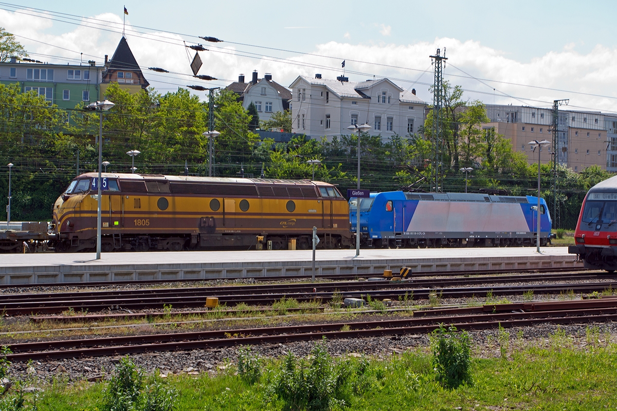 
Die Luxemburgischen Staatsbahnen CFL (Société Nationale des Chemins de Fer Luxembourgeois) beschafften nach den positiven Erfahrungen mit der Reihe 1600  Kartoffelkäfer  (ein Nachbau der Nohab-GM Loks entsprechend der DSB Reihe MY) ein weiterentwickeltes Muster. 1963 und 1964 lieferte  La Brugeoise et Nivelles  (BN) 20 Maschinen als Reihe 1800, die ebenfalls mit dem bewährten EMD 567 motorisiert waren. Äußerlich ließen sich die Loks an den deutlich kantigeren Fronten und den zum Dach hin geneigten, seitlichen Lüftergittern erkennen. 
Die belgischen Staatsbahnen (SNCB) beschafften zuvor (1961 und 62) 42 baugleiche Loks als Reihe 205 (55), allerdings unterscheiden sie sich im elektrischen Teil (Generator und Traktionsmotoren).
Bei dem (General Motors) GM-Dieselmotor handelte es sich um den denselben Typ, der auch in den 1600er Verwendung fand, den V16-Zylinder-Zweitakt-Dieselmotor mit Roots-Lader vom Typ GM 16-567 C. Dieser hat wie allen EMD 567-Motore einen Zylinderdurchmesser von 8 1/2 Zoll (216 mm) und ein Hub von 10 Zoll (254 mm), was zu einem Hubraum von 567 Kubikzoll pro Zylinder, entsprechend 9.292 cm³, führte. Aus diesem Wert leitet sich die Bezeichnung der Baureihe ab. 
Die Drehzahl des Dieselmotors konnte auf 835 U/min gesteigert werden und somit ergab sich eine Leistungssteigerung um 200 PS.

Die Idee, einen 2-Takt-Diesel zu verwenden war theoretisch gut, denn ein 2-Takter erbringt (rechnerisch !) bei gleichem Hubraum die doppelte Leistung eines 4-Takt-Motors, hat also große Gewichtsvorteile und braucht weniger Platz. - In der Praxis wird das jedoch relativ. Bauteile müssen stärker dimensioniert werden, die großen Gebläse (meist Rootsgebläse) und deren Antrieb sind schwer und brauchen einigen Platz. Zudem nutzt der 2-Takt-Motor den Kraftstoff schlechter aus, er  säuft . 

Außerdem ist ein 2-Takt-Diesel sehr laut, fast kreischend, daher auch der typische Sound dieser Lokomotiven.

Technische Daten der CFL 1800:
Hersteller:  BN (La Brugeoise et Nivelles)
Baujahre:  1963-64
Achsfolge:  Co' Co'
Spurweite: 1.435 mm (Normalspur)
Länge über Puffer : 19.550 mm
Höhe:  4.250 mm
Breite:  2.900 mm
Drehzapfenabstand:  10.480 mm
Drehgestellachsabstand:  4.000 mm (2 x 2.000mm)
Treibraddurchmesser:  1.010 mm
Motor:  GM type V16-567C, (Zweitakt-Dieselmotor)
Hubraum: 148,67 Liter
Leistung:  1.360 kW (1.850 PS) bei 835 U/min
Kraftübertragung:  dieselelektrisch (Dieselmotor auf Generator, dieser liefert dann die elektrische Energie für die 6 Fahrmotoren)
Anfahrzugkraft:  272 kN
Höchstgeschwindigkeit: 120 km/h
Dienstgewicht: 110,0 t (mit Heizung 114,0 t)
Tankinhalt:  4.000 l
Kupplungstyp:  Schraubenkupplung

Das Bild zeigt:
Die die kalte CFL Cargo 1805   Mondorf-les-Bains  wird am 03.05.2014 von der 185  518-8 der CFL Cargo durch den Bahnhof Gießen in Richtung Frankfurt/Main gezogen. Der Zug kam aus Richtung Kassel. Die 1805 war seit 2012 in Padborg (CFL Cargo Danmark ApS), ob sie wohl wieder in die alte Heimat soll, es würde mich freuen. 

Die CFL Cargo 1805   Mondorf-les-Bains  wurde 1963 bei La Brugeoise et Nivelles (BN) in Belgien gebaut, die Typenbezeichnung ist 18 CN 7. Die Lok hat die NVR-Nummer 92 82 000 1805-1 L-CFL CA,