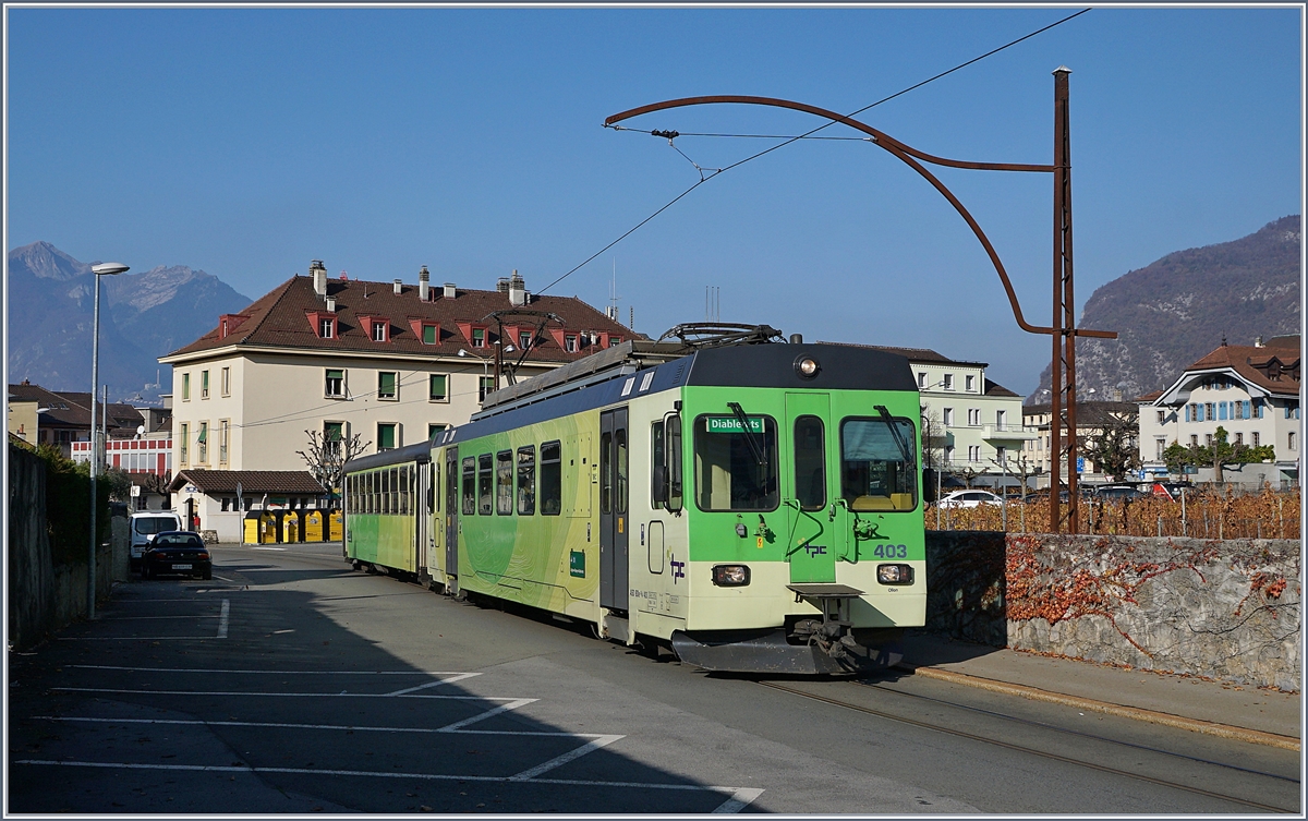 Die Mehrzahl der alten ASD Fahrleitungsmasten auf dem Strassenabschnitt in Aigle haben bisher erfolgreich jeder Modernisierung widerstanden und verrichten auch weiterhin ihren Dienst. Das Bild zeigt den TPC BDe 4/4 403 mit seinem Bt 434 als Regionalzug 432 kurz nach der Haltestelle Aigle Place du Marché auf der Fahrt nach Les Diablerets.
18. Nov. 2018