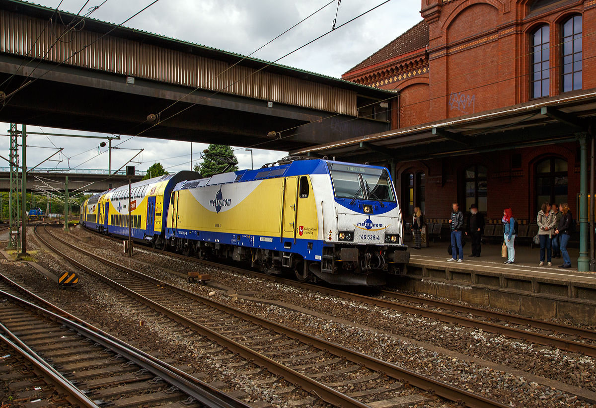 Die metronom 146 538-4  Rosengarten-Klecken  (91 80 6146 538-4 D-ME) erreicht am 16.06.2015 mit einem Regionalzug nach Lüneburg den Bahnhof Hamburg-Harburg.

Die TRAXX P160 AC2 wurde 2007 von Bombardier in Kassel unter der Fabriknummer 34098 gebaut und an die Landesnahverkehrsgesellschaft Niedersachsen (LNVG) geliefert, die die wiederum das Rollmaterial der Metronom Eisenbahngesellschaft mbH (Uelzen) zu Verfügung stellt.