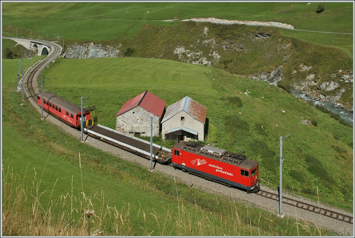 Die MGB Ge 4/4 III 81  Wallis  ist mit einem kurzen (Dienst?)-Zug bei Hospental auf der Fahrt von Andermatt nach Realp.

29. August 2013