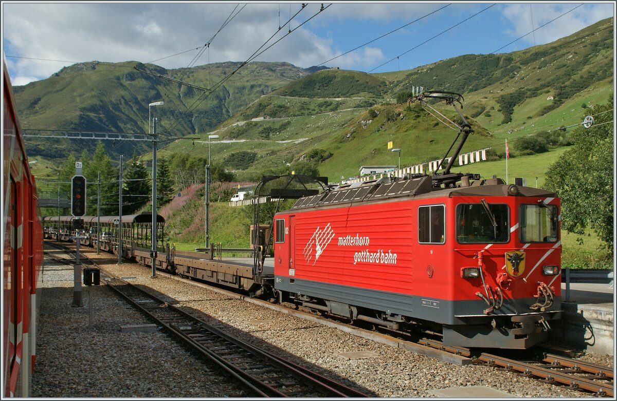 Die MGB Ge 4/4 III 82  URI  steht mit einem Auto-Tunnel Zug in Realp. 

29. August 2013