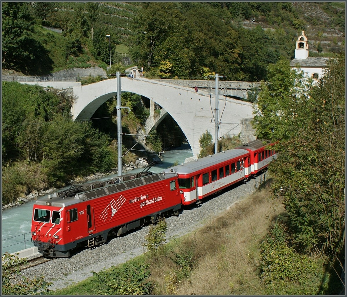 Die MGB HGe 4/4 105 zieht bei  Neubr�ck  einen Zug Richtung Zermatt. 
26. Sept. 2008