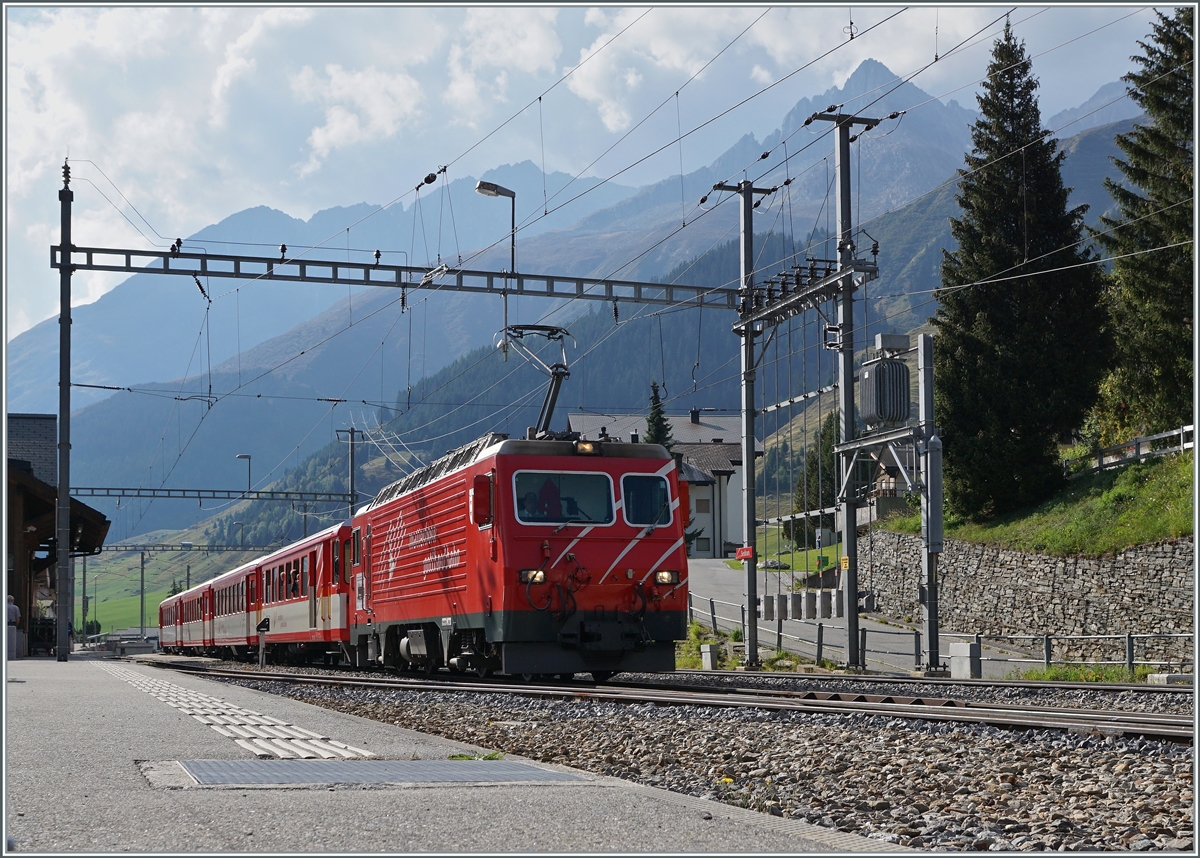 Die MGB HGe 4/4 II 101 verlässt mit ihrem Regionalzug nach Disentis den Bahnhof von Sedrun. 

16. Sept. 2021