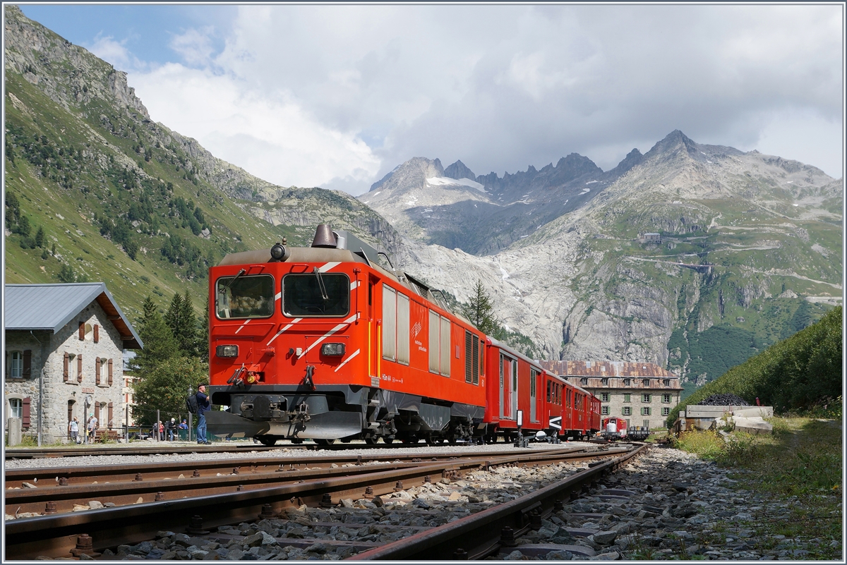 Die MGB HGm 4/4 61 wartet mit ihrem DFB Personenzug 241 in Gletsch auf die Abfahrt nach Oberwald.

31. August 2019