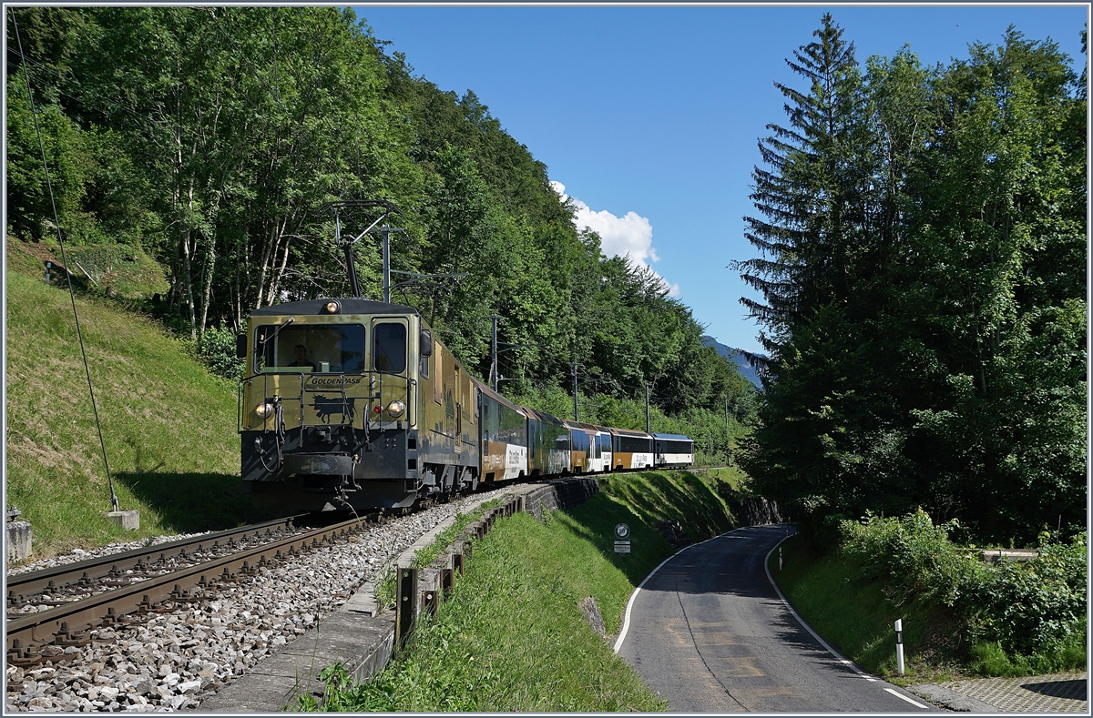 Die MOB GDe 4/4 6003 erreicht mit ihrem GoldenPass Panoramic Express auf dem Weg nach Zweisimmen in Kürze Chamby. 

21. Juni 2020