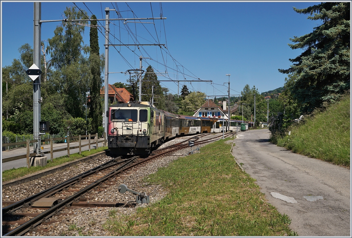 Die MOB GDe 4/4 6006 fährt mit ihrem MOB Panoramic Express PE 2122 von Montreux nach Zweisimmen in Fontanivent durch.

8. Mai 2020 