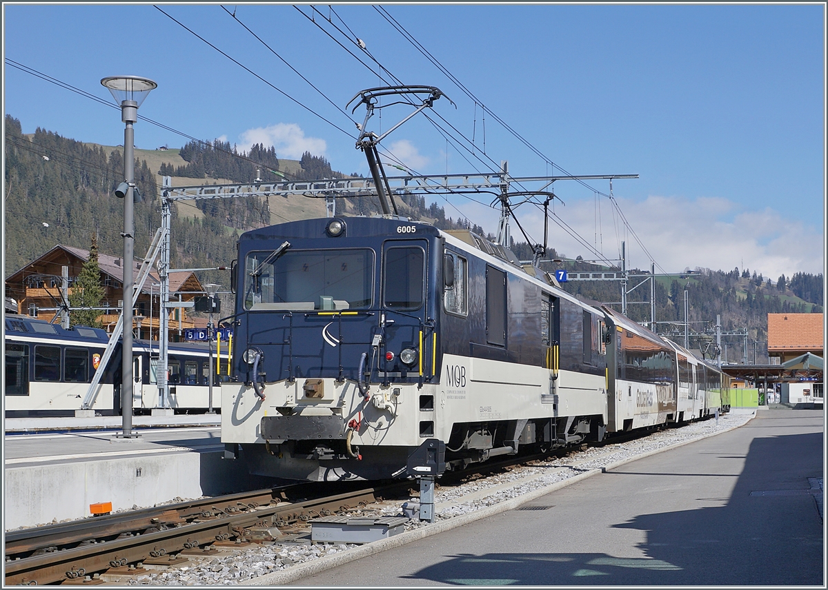 Die MOB GDe 4/4 sind zwar mit dem Fahrplanwechsel im Dezember 2020 aus dem Plandienst vor Reisezügen ausgeschieden; doch wie man sieht machen sie sich weiterhin nützlich: Die MOB GDe 4/4 6005 (und hinten die GDe 4/4 6003) warten mit drei MOB Panoramawagen im Sandwich als Regionalzug 2520 nach der Lenk im Simmental in Zweisimmen auf die Abfahrt um 11:03. Zur Freude der Reisenden, denn einen solchen Komfort bieten die hier üblicherweise eingesetzten  Lenker -Pendelzüge bei weitem nicht.

14. April 2021