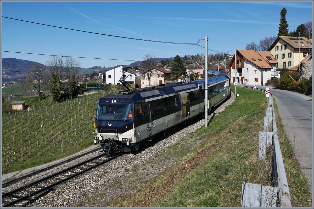 Die MOB Ge 4/4 8001 ist mit ihrem MOB Panoramic Express von Zweimmen nach Montreux bei Planchamp schon fast am Ziel ihrer Fahrt.

16. März 2020