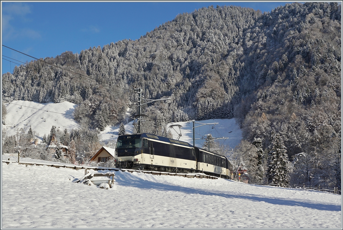 Die MOB Ge 4/4 8001 schiebt bei Les Avants den MOB Panoramic Express 2118 nach Zweisimmnen durch die Winterlandschaft bei Les Avants.

2. Dezember 2020
