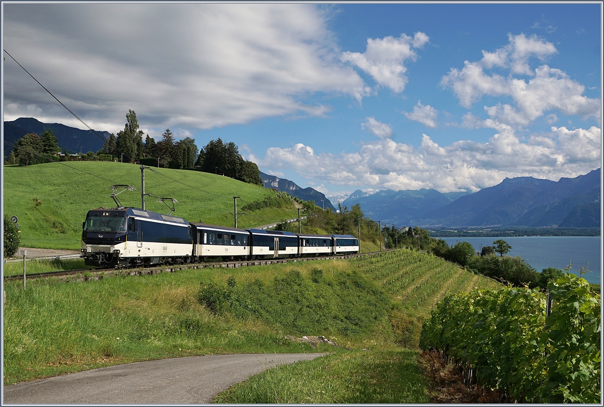 Die MOB Ge 4/4 8002 fährt mit ihrem MOB Golden Pass Panoramic Express PE 2234 durch die Rebberge oberhalb von Montreux bei Planchmp.

29. Juni 2020
