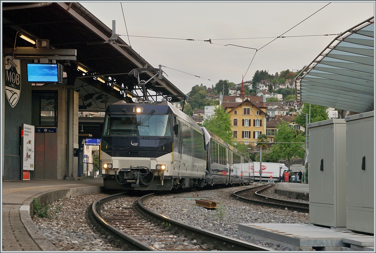 Die MOB Ge 4/4 8002 wartet mit ihrem GoldenPass Express GPX 4064 in Montreux auf die baldige Abfahrt nach Interlaken Ost. 

30. August 2023
