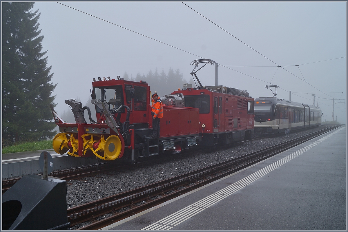 Die MOB HGem 2/2 2501 auf Testfahrt mit dem neuen Schneefräse auf Les Pléiades.

2. Okt. 2019