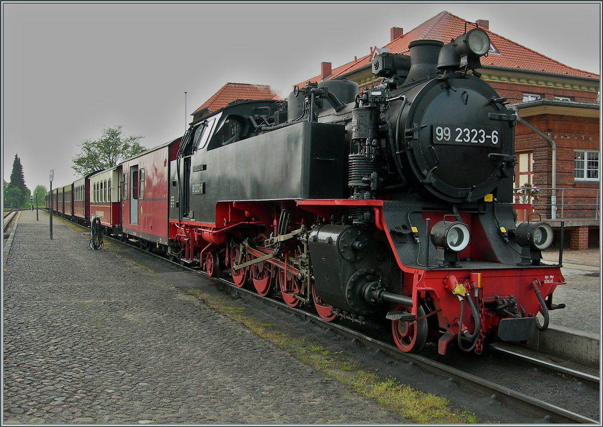 Die  Molli 99 2323-6 in K�hlungsborn West.
16. Mai 2006