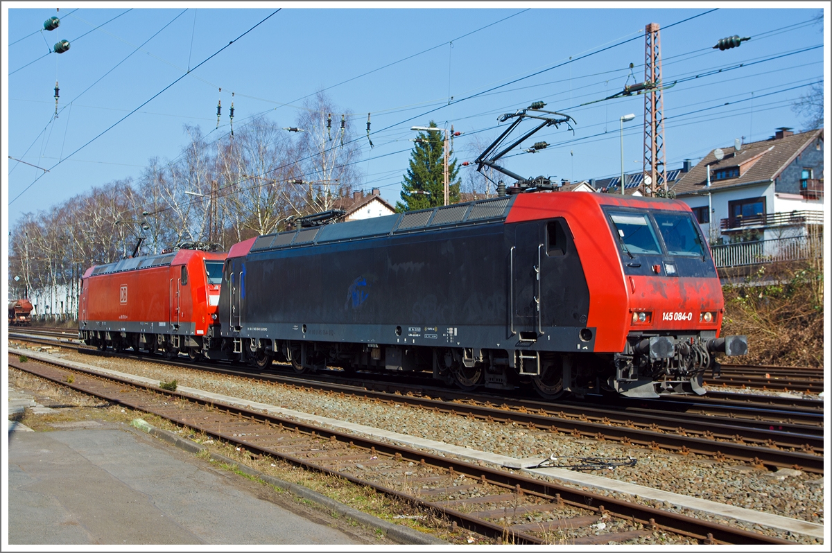 
Die MRCE Dispolok 145 084-0 (eine ehemalige Schweizerin) und die 185 070-0 der DB Schenker Rail Deutschland AG fahren am 08.03.2014 in Doppeltraktion vom Abstellbereich zum Rangierbahnhof in Kreuztal, um einen G�terzug zu�bernehmen.  

Neben den Loks der BR 145 der DB wurden damals auch sechs baugleiche Loks durch die Schweizer Privatbahn MThB als Re 486 bei ADtranz bestellt. So wurde 145 084-0 bei Adtranz in Kassel (heute Bombardier) 2000 unter der Fabriknummer 33375 f�r die MThB - Mittelthurgaubahn AG in Weinfelden (Schweiz) gebaut und als Re 486 652-1 geliefert. Bedingt durch die Liquidierung der MThB wurde die Lok an die SBB Cargo verkauft und als 481 002-4 umgezeichnet.

Im Jahr 2005 wurde sie dann, wie weitere Re 481er, an die MRCE verkauf und vorerst als 481 004-0 gef�hrt, im Jahr 2007 bekam die dann die NVR-Nummer 91 80 6145 084-0 D-DISPO und EBA-Nummer EBA 95T14A 084. Nun wird sie auch als 145 084-0 bezeichnet. Ab M�rz 2007 wurde sie an die ITL  - Eisenbahngesellschaft mbH in Dresden vermietet dort wurde sie als 481 002-4 bezeichnet (und bekam bis 2011 die NVR-Nummer 91 80 6145 084-0 D-ITL).  Im Jahr 2012 war sie zeitweise auch f�r die NIAG unterwegs. Nun ist sie an die DB Schenker Rail Deutschland AG vermietet. 

Die TRAXX F140 AC1  (BR 185) wurde 2002 bei Bombardier in Kassel unter der Fabriknummer 33485  gebaut. Sie tr�gt die NVR-Nummer 91 80 6185 070-0 D-DB und die EBA-Nummer EBA 99A22A 070. 

Die Doppeltraktion gut m�glich, da es zwar zwei Lokbaureihen sind, aber beide aus der TRAXX-Familie, die Ur TRAXX F140 und die TRAXX F140 AC1
