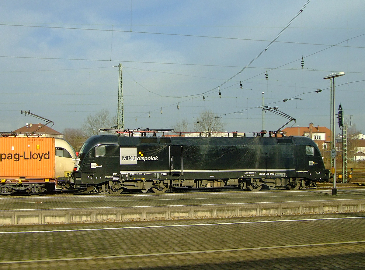 
Die MRCE Dispolok 182 563-7 (91 80 6182 563-7 D-DISPO) bzw. ES 64 U2-063 abgestellt am 21.11.2009 beim Bahnhof Passau, aufgenommen aus einem Zug heraus. 

Die Siemens ES 64 U2 wurde 2004 vom Siemens-TS Werk in Linz (Österreich) unter der Fabriknummer 21055 gebaut.