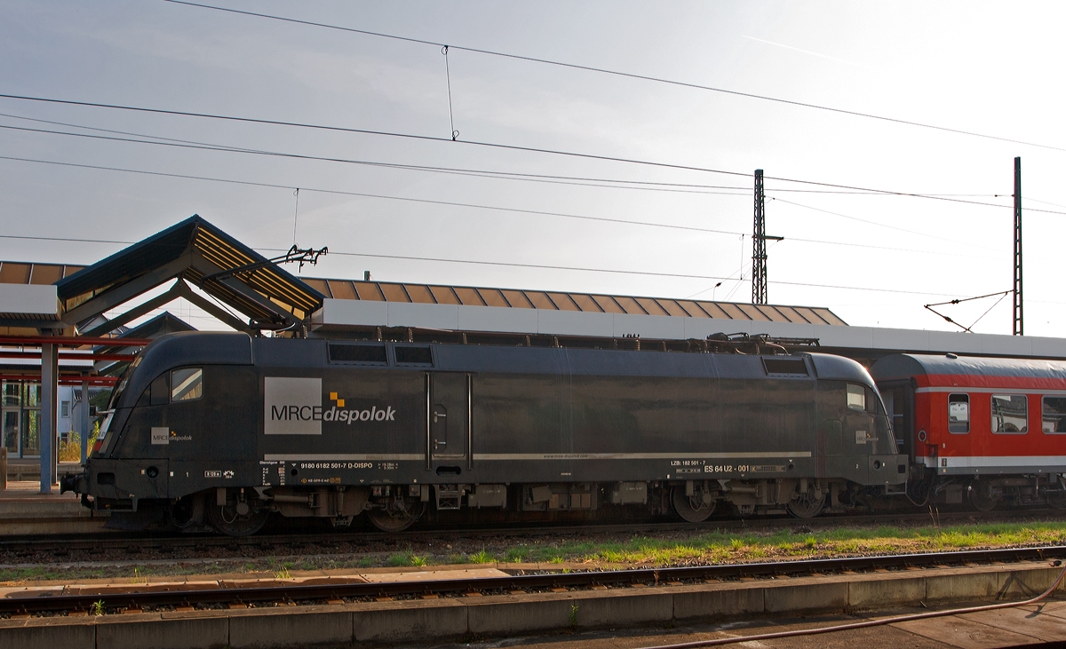 
Die MRCE Dispolok ES 64 U2-001 182 501-7 als Schublok von einem Nahverkehrszug im Bahnhof Eisennach am 24.08.2013.

Die Lok wurde 2001 unter Fabriknummer  20557 gebaut, sie tr�gt die NVR-Nummer 91 80 6182 501-7 D-DISPO und die EBA 00M09B 001.

Die elektrische Zweisystemlokomotive aus der Euro-Sprinter-Familie zweiter Generation nutzt beide in Europa �blichen Wechselstromsysteme und ist derzeit eine der modernsten und leistungsst�rksten Lokomotiven f�r den europ�ischen Personen- und G�terverkehr. Speziell die als Bosporus-Sprinter ausgelegte Variante der ES 64 U2 ist eine echte Bereicherung im europ�ischen Schienenverkehr und erm�glicht eine durchg�ngige Fahrt von Hamburg bis an die t�rkische Grenze – ohne Wechsel der Lokomotive.
Zulassungen f�r folgende L�nder sind erteilt:  Deutschland, �sterreich, Schweiz, Ungarn, Rum�nien, Bulgarien

Die Hersteller-Bezeichnung ES64 ist die Abk�rzung von EuroSprinter zusammen mit den ersten beiden Ziffern der Nennleistung (6400 kW). Die Bezeichnung U steht f�r Universallok.

Technische Daten:
Achsfolge:  Bo`Bo`
Spurweite:  1.435 mm
L�nge �ber Puffer:  19.280 mm
Drehzapfenabstand: 9.900 mm
Breite: 3.000 mm
Raddurchmesser (neu):  1.150 mm
Gewicht: 86 t
Spannungssysteme:  15 kV, 16,7 Hz und 25 kV, 50 Hz
Dauerleistung:  6.400 kW
H�chstgeschwindigkeit:  230 km/h
Anfahrzugskraft:  300 kN

Quelle: Mitsui Rail Capital Europe GmbH
