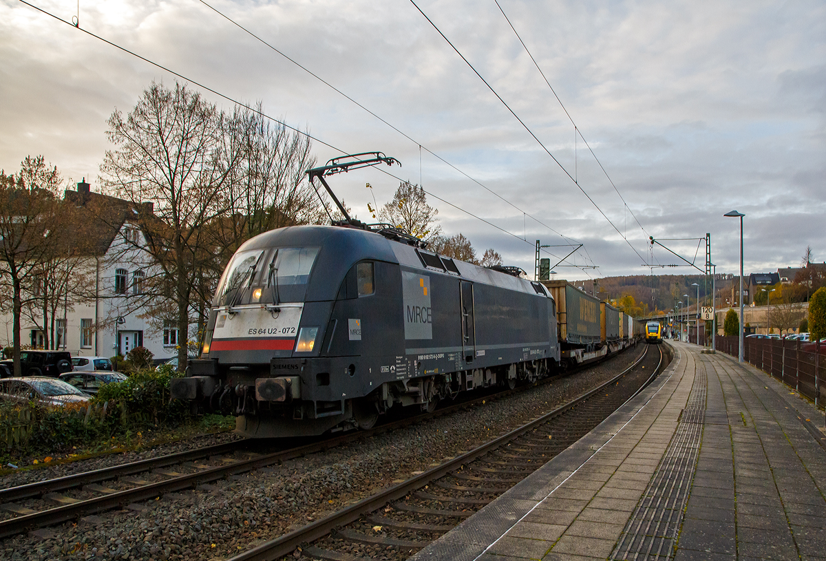 Die MRCE Dispolok ES 64 U2-072 / LZB 182 572-8 (91 80 6182 572-8 D-DISPO) f�hrt am 06.11.2021 mit einem KLV-Zug durch den Bf Kirchen/Sieg in Richtung K�ln.

Die Siemens ES64U2 wurde 2004 von Siemens TS (Transportation Systems) im Werk Linz (A) unter Fabriknummer  21044 gebaut und an die damalige Siemens Dispolok GmbH in M�nchen (heute MRCE Dispolok GmbH) geliefert. Sie hat die Zulassungen (einschl. ETCS) f�r Deutschland, �sterreich und Ungarn.

Technische Daten:
Achsfolge:  Bo`Bo`
Spurweite:  1.435 mm
L�nge �ber Puffer:  19.280 mm
Drehzapfenabstand: 9.900 mm
Breite: 3.000 mm
Raddurchmesser (neu):  1.150 mm
Gewicht: 86 t
Spannungssysteme:  15 kV, 16,7 Hz und 25 kV, 50 Hz
Dauerleistung:  6.400 kW
H�chstgeschwindigkeit:  230 km/h
Anfahrzugskraft:  300 kN
Dauerzugskraft:  250 kN (ab 92,2 km/h)