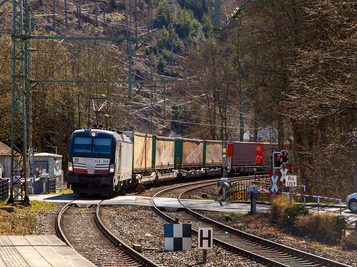 Die MRCE Dispolok X4 E - 610 bzw. 193 610-3 (91 80 6193 610-3 D-DISPO) der MRCE Dispolok GmbH (München) fährt am 18.03.2022 mit einem KLV-Zug durch Kirchen (Sieg) in Richtung Siegen. Vermutlicher Mieter ist z.Z. die WLC - Wiener Lokalbahnen Cargo GmbH.

Die Siemens Vectron AC wurde 2015 von Siemens Mobility GmbH in München-Allach unter der Fabriknummer 22011 gebaut und an die MRCE - Mitsui Rail Capital Europe GmbH (München) als X4 E – 610 geliefert. Diese Vectron Lokomotive ist als AC – Lokomotive (Wechselstrom-Variante) mit 6.400 kW konzipiert und zugelassen für Deutschland und Österreich, sie hat eine Höchstgeschwindigkeit von 160 km/h.