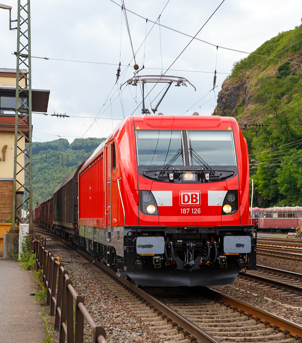 
Die nagelneue 187 126-8 (91 80 6187 126-8 D-DB) der DB Cargo Deutschland AG fährt am 16.06.2017 mit einem gem. Güterzug durch Linz am Rhein in Richtung Süden. 

Die TRAXX F140 AC3 wurde 2017 von Bombardier in Kassel gebaut. Die BR 187 (TRAXX F140 AC3) der DB Cargo Deutschland AG haben keine Last-Mile-Einrichtung (Dieselmotor). Nach derzeitigen Planungen ist für den großen Rahmenvertrag von bis zu 450 Lokomotiven auch kein Einbau des Dieselmotors vorgesehen.
