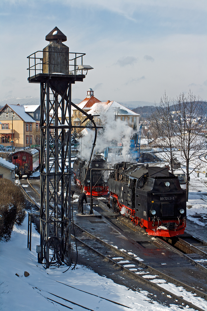 
Die Neubau-Dampflok der Harzer Schmalspurbahnen HSB 99 7243-1 (ex DR 099 153-9, ex DR 99 0243-8, ex DR 99 243) am 23.03.2013 beim Wasserfassen im BW Wernigerode.

Die Meterspurige Dampflok wurde 1956 bei LKM (VEB Lokomotivbau Karl Marx Babelsberg unter der Fabriknummer 134020 gebaut und als DR 99 243 an die Deutsche Reichsbahn geliefert. Zum 01.07.1970 erfolgte die Umzeichnung in DR 99 7243-1, nachdem man sie 1979 auf Ölfeuerung umbaute wurde sie als DR 99 0243-8 bezeichnet. Da die Ölfeuerung nicht zum Vorteil der Maschinen war und Öl in der DDR knapp war wurde sie (wie alle Loks) 1983 wieder auf Kohlefeuerung zurück gebaut und nun wieder als DR 99 7243-1 bezeichnet. Ab dem 01.01.1992 wurden die Lok noch als DR 099 153-9 um bezeichnet, bis am 01.02.1993 in die HSB überging, welche dann wieder die alte DR-Bezeichnungen verwendete.