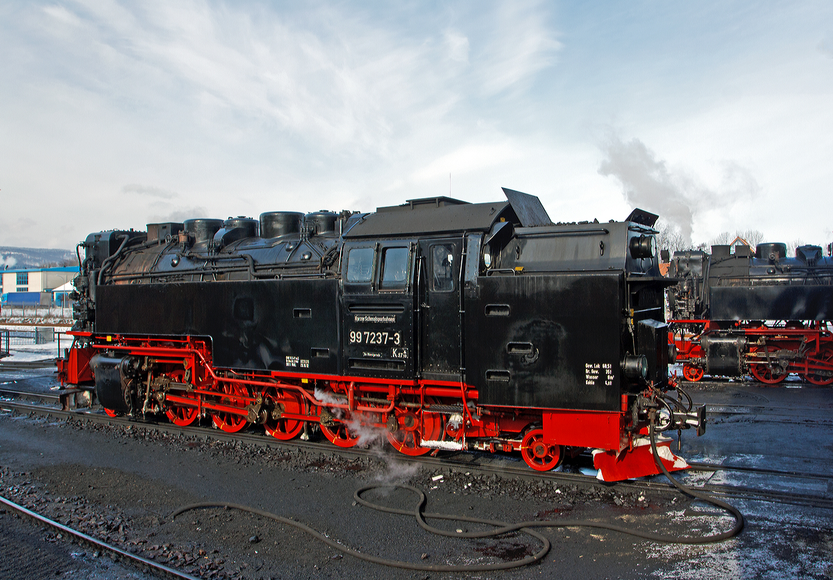 Die Neubau-Dampflok der HSB - Harzer Schmalspurbahnen  99 7237-3 (ex DR 099 147-1, 99 0237-0, 99 237) steht am 23.03.2013 im BW Wernigerode für ihren Tageseinsatz bereit. 

Diese Neubau-Dampfloks der  Bauart 1'E1' h2t / Gattung K 57.10 werden als Baureihe 99.23–24 geführt (und nicht fälschlicherweise als 99.72).  Wie man an der Bauart und Gattung sehen kann haben sie 7 Achsen, 5 davon sind angetrieben und je eine Laufachse befindet sich vor und hinter den Triebachsen.  Die Radsatzfahrmasse beträgt 9,5 t.

Weitere Technische Daten:
Spurweite: 1.000 mm (Meterspur) 
Länge über Puffer: 12.500 mm
Höhe:  3.650 mm
Breite:  2.645 mm
Fester Radstand:  4.800 mm
Gesamtradstand:  8.700 mm (1.950 / 4x1.200 / 1.950)
Kesselüberdruck : 14 bar
Leistung: 515 kW (700 PS)
Höchstgeschwindigkeit: 40 km/h (Vor- und Rückwärts)
Eigengewicht: 47.5 t
Dienstgewicht: 64,5 t (bei vollen Vorräten)
Kohlevorrat: 4,0 t
Wasservorrat: 8 m³
Anfahrzugkraft:  102,9 kN (10,5 Mp)
Treibraddurchmesser:  1000 mm
Laufraddurchmesser:  550 mm