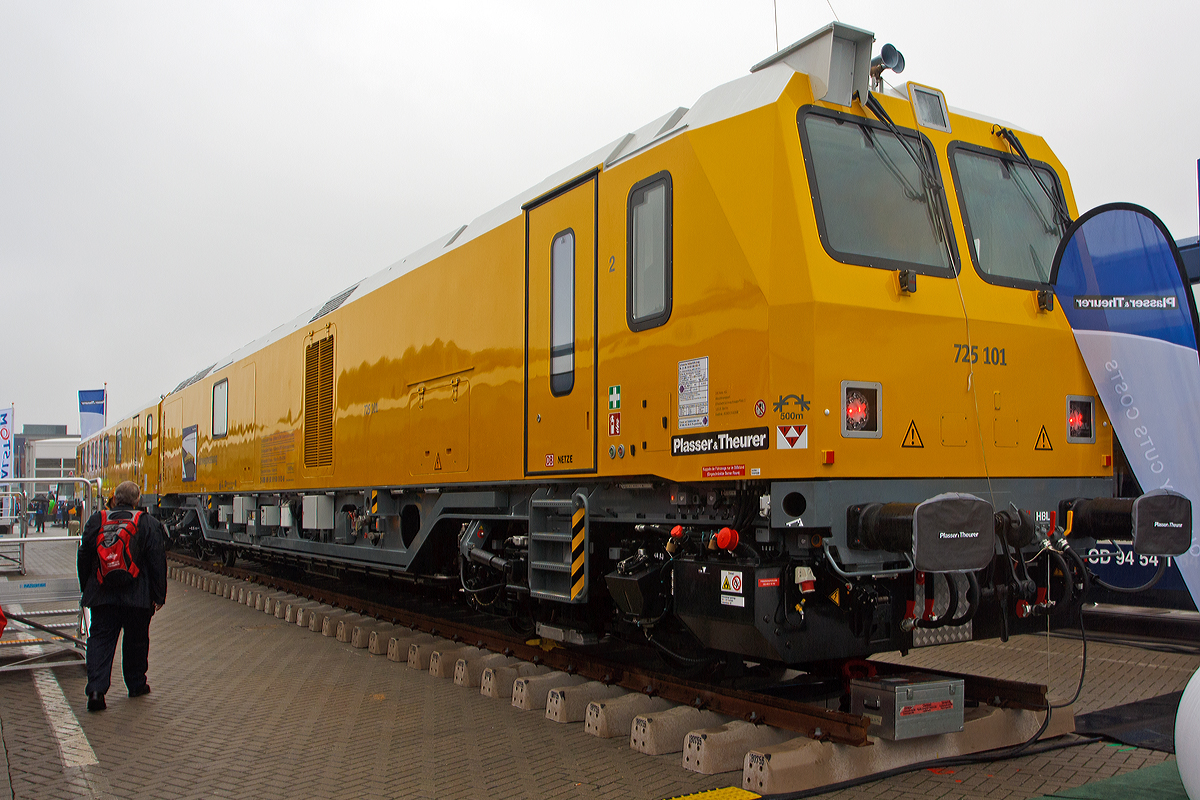 Die neuste Technologie an Gleismessz�gen....
Plasser & Theurer pr�sentierte am Freigel�nde auf der Inno Trans 2014 in Berlin (hier 26.09.2014) den Gleismesstriebzug (GMTZ) 725 101 (99 80 9 160 003-6 D-DB) / 726 102 (99 80 9 560 001-6 D-DB) der DB Netz AG.
 
Der zweiteilige GMTZ ist universell, landesweit einsetzbar, selbst in engen Lichtraumprofilen wie z.B. bei den S-Bahnen Berlin bzw. Hamburg und dies trotz der geforderten Kabinenh�he von zwei Metern.  Es dient zur Gleisgeometriemessung, Schellendiagnose und Lichtraumprofilmessung. Ein �hnlicher Zug ist auch als Schienenpr�fzug im Bau. 

Der Gleismesstriebzug wurde 2014 Plasser & Theurer unter den Fabriknummer 6001 (GMTZ-STW) und 6046 (GMTZ-ATW) gebaut.

Einige Kenndaten laut Herstellerangaben:
•	Fertigungsqualit�t auf h�chstem Niveau.
•	Neue standardisierte Fahrzeuge f�r die DB Netz AG, Steuer- und Triebwagen im modularen Aufbau.
•	Zus�tzlich Steilstrecken tauglich bis zu 55 Promille Steigung.
•	Geeignet f�r Lichtraumprofil UIC 505-1 G1, sowie f�r die S-Bahn Berlin und Hamburg.
•	Auslegung f�r Begegnungsgeschwindigkeiten von 440 km/h.
•	Spezielle Ausf�hrung grundlegender Elemente, wie Au�ent�ren, Fenster und Kabinenhaut.
•	LED-Scheinwerfer in multifunktionaler Ausf�hrung.
•	Fahrzeug-Umfeld-Beleuchtung in LED-Technologie
•	230/400 V Stromversorgung durch Generatoren, Einspeisung von 1000 V im Bahnhof oder �ber eine Lokomotive m�glich.
•	Gesicherter Aufstieg auf das Kabinendach, Wartungsstege mit Absturzsicherung.
•	Triebwagen mit elastisch gelagerter einteiliger Kabine, optimal Schall- und Schwingungsentkoppelung von der Antriebseinheit.
•	Hydrodynamischer Fahrantrieb auf alle Achsen des Treibwagens, automatische Achsabschaltung im Schleppbetrieb.
•	Bremssteuerung mit Blending. Bei Bedarf automatische Unterst�tzung der Retarderbremse durch die Druckluftbremse. 
•	Neuartige verschlei�freie Bremse. Unterst�tzung der Retarderbremse durch eine hydrostatische Bremse in der Steilstrecke.
•	Luftgefederte Drehgestelle auf dem Steuerwagen, vom Rahmen entkoppelt f�r besten Fahrkomfort.

Technische Daten (gem. Aufschriften am Fahrzeug):
Spurweite: 1.435 mm (Normalspur)
Achsformel: B’B’ – 2´2´
L�nge �ber Alles: 46.000 mm (2 x 23.000 mm)
Drehzapfenanstand: 2 x 15.400 mm
Achsabstand im Drehgestell: 2.500 mm
Trieb- und Laufraddurchmesser: 920 mm (neu)
Eigengewicht Antriebswagen (ATW): 80 t 
Eigengewicht Steuerwagen (STW): 58 t
Zul. Anh�ngelast  ATW: 60 t (STW -)
Zur Mitfahrt zugel. Personen: im ATW 4 / im STW 9 (somit ges. 13)
H�chstgeschwindigkeit: 140 km/h
Zul. Streckenklasse: C2 oder h�her (ATW)  (A oder h�her  f�r STW)
Kleinster befahrbarer Gleisbogen: R = 150 m
Steilstreckenzulassung bis 55 ‰ auf Strecken der DB Netz AG
Bremse: KB C-KE-PR-H mZ (D)

FAHRANTRIEB (ATW):
Dieselmotor: 2 St�ck wassergek�hlter V8-Zylinder Motor mit Turboaufladung und Ladeluftk�hlung vom Typ DEUTZ TCD16.0/V8
Motorleistung: 2 x 480 kW (652 PS) bei 1.900 U/min
Motorhubraum: 2 x 15,9 Liter (Bohrung/Hub 132 mm/145 mm)
Getriebe:2 St�ck VOITH hydrodynamisches Turbogetriebe vom Typ T212BRE+HA/MISS mit automatischer Achsabschaltung
Hydrodynamischer Fahrantrieb auf alle Achsen des Treibwagens, einzelnen Achsgetriebe sind untereinander �ber Gelenkwellen verbunden.
