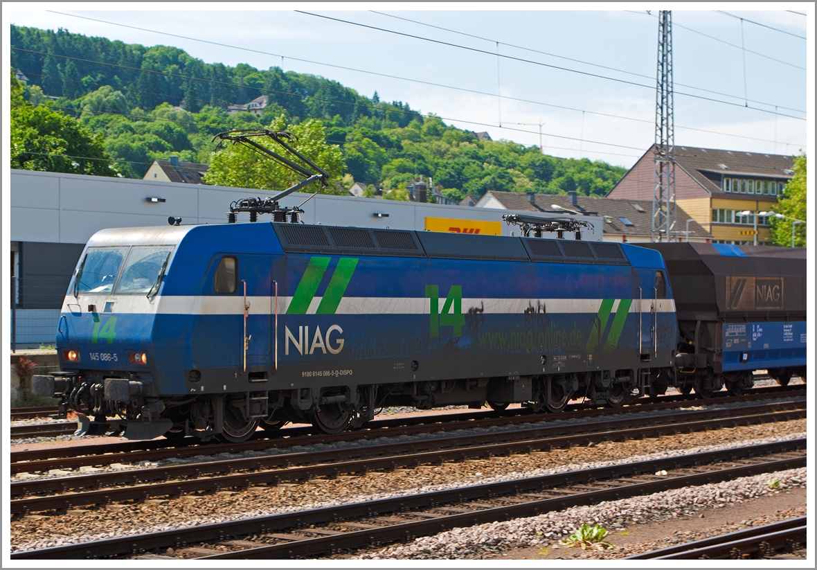 Die NIAG  14   (145 086-5 gemietet von MRCE Dispolok), ex SBB Cargo Re 481 004-0, ex MThB Re 486 654-7, fährt am 17.06.2013, mit einem Ganzzug Selbstentladewagen der Bauart Falns, durch den Hbf Trier in Koblenz. 

Neben den Loks der BR 145 der DB wurden damals auch sechs baugleiche Loks durch die Schweizer Privatbahn MThB als Re 486 bei ADtranz bestellt. So wurde 145 086-5 bei Adtranz in Kassel 2000 unter der Fabriknummer 33386 für die MThB - Mittelthurgaubahn AG in Weinfelden (Schweiz) gebaut und als Re 486 654-7 geliefert. Bedingt durch die Liquidierung der MThB wurde die Lok an die SBB Cargo verkauft und als 481 004-0 umgezeichnet.

 Im Jahr 2005 wurde sie dann, wie weitere Re 481er, an die MRCE verkauf und vorerst als 481 004-0 geführt, im Jahr 2007 bekam die dann die NVR-Nummer 91 80 6145 086-5 D-DISPO und EBA-Nummer EBA 95T14A 086. Nun wird sie auch als 145 086-5 bezeichnet. 

Seit 2007 ist sie nun an die NIAG (Niederrheinische Verkehrsbetriebe AG in Moers vermietet und wird dort als Nr.   14  geführt.

