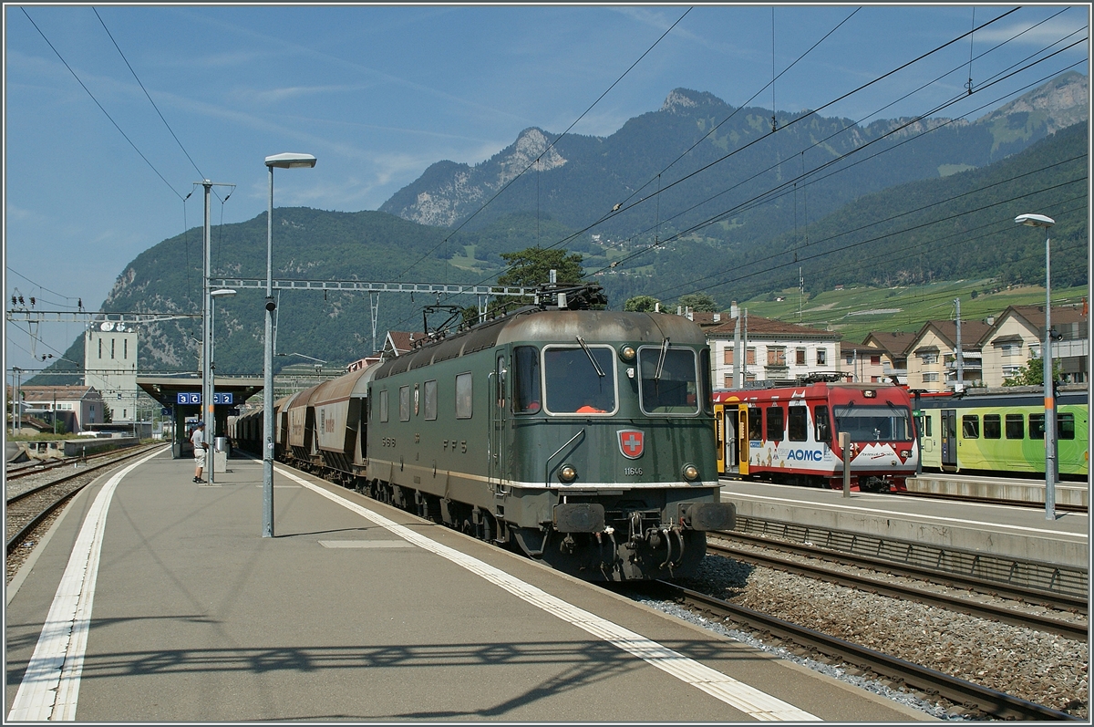 Die nicht nur grüne, sondern auch noch mit runden Spitzenlichtern ausgestattete Re 6/6 11646 mit einem Getreidegüterzug von Frankreich nach Italien bei einem Baustellenbedingen Halt in Aigle.
22. Aug. 2013