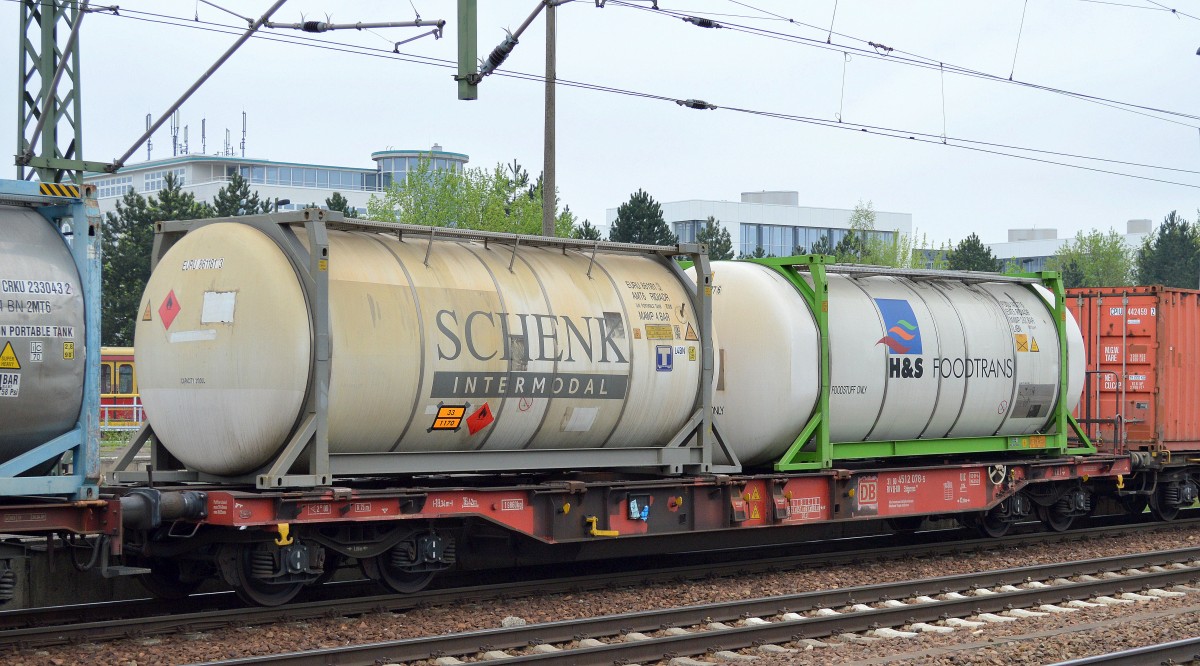 Die Niederländer mit einem SCHENK INTERMODAL Tankcontainer lt. UN-Nr. 33/1170 für den transport von Ethanol und daneben ein H&S Foodtrans Tankcontainer am 24.04.14 Bhf. Flughafen Berlin-Schönefeld. 