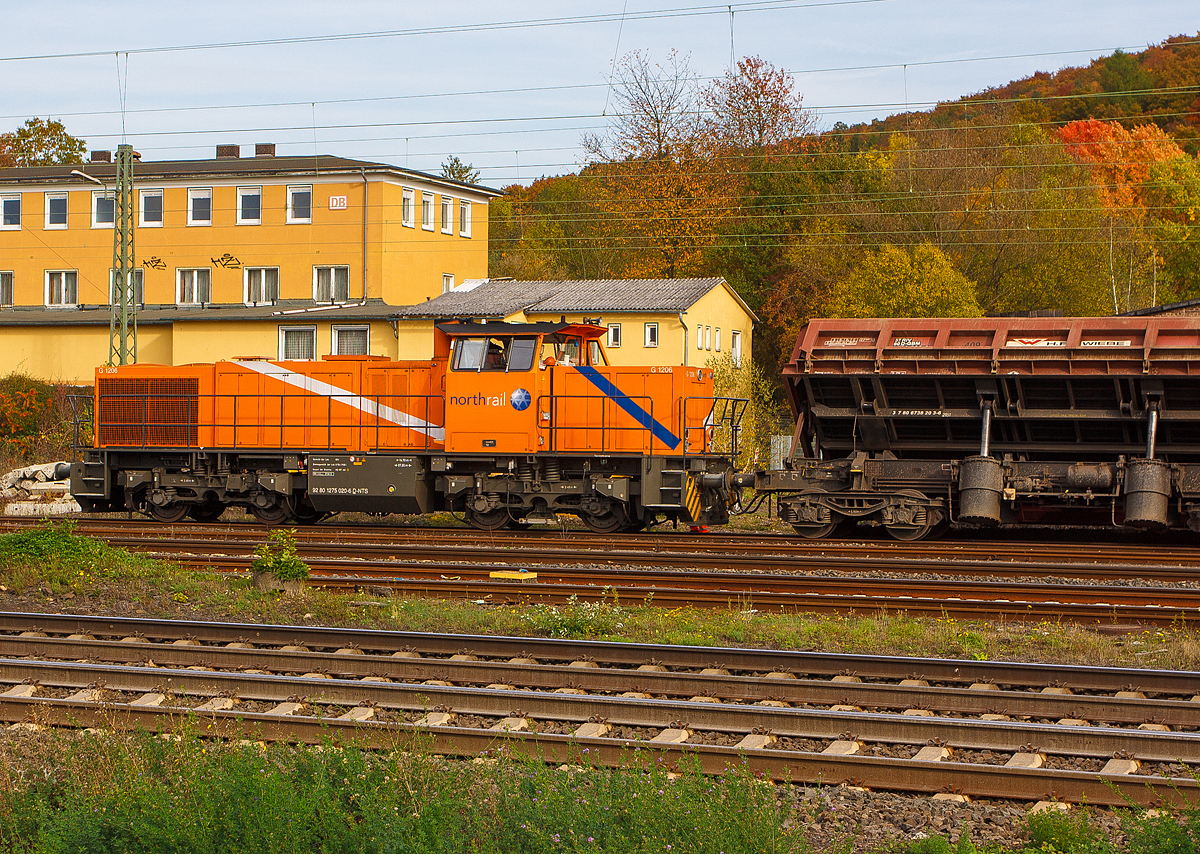 
Die Northrail 275 020-6 eine Vossloh G 1206 mit Seitenkippwagen der GBM Wiebe am 22.10.2013 beim Bahnhof Dillenburg, vermietet ist sie zurzeit an die HGB (Hessische Güterbahn GmbH, Buseck).

Die Lok wurde 2012 von Vossloh unter der Fabriknummer 5001989 gebaut. Sie trägt die NVR-Nummer 92 80 1275 020-6 D-NTS und die EBA-Nummer EBA 05F18K 019. 
