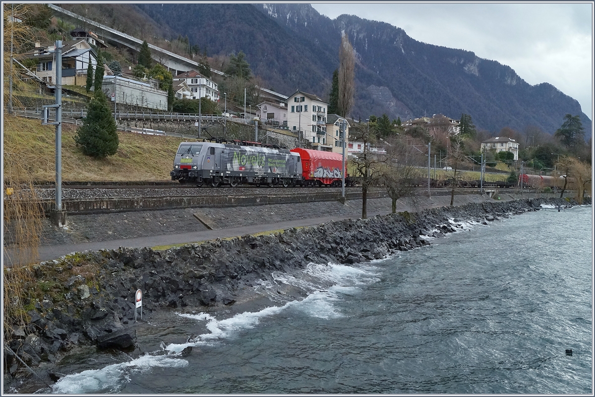 Die Novelis ES 64 F4 E 189 090 (UIC 91806189 990-5 D-Dispo Class 189-VE)  Göttingen  mit ihrem Novelis Güterzug Sierre - Göttingen kurz nach Villeneuve.
19. Jan. 2018
