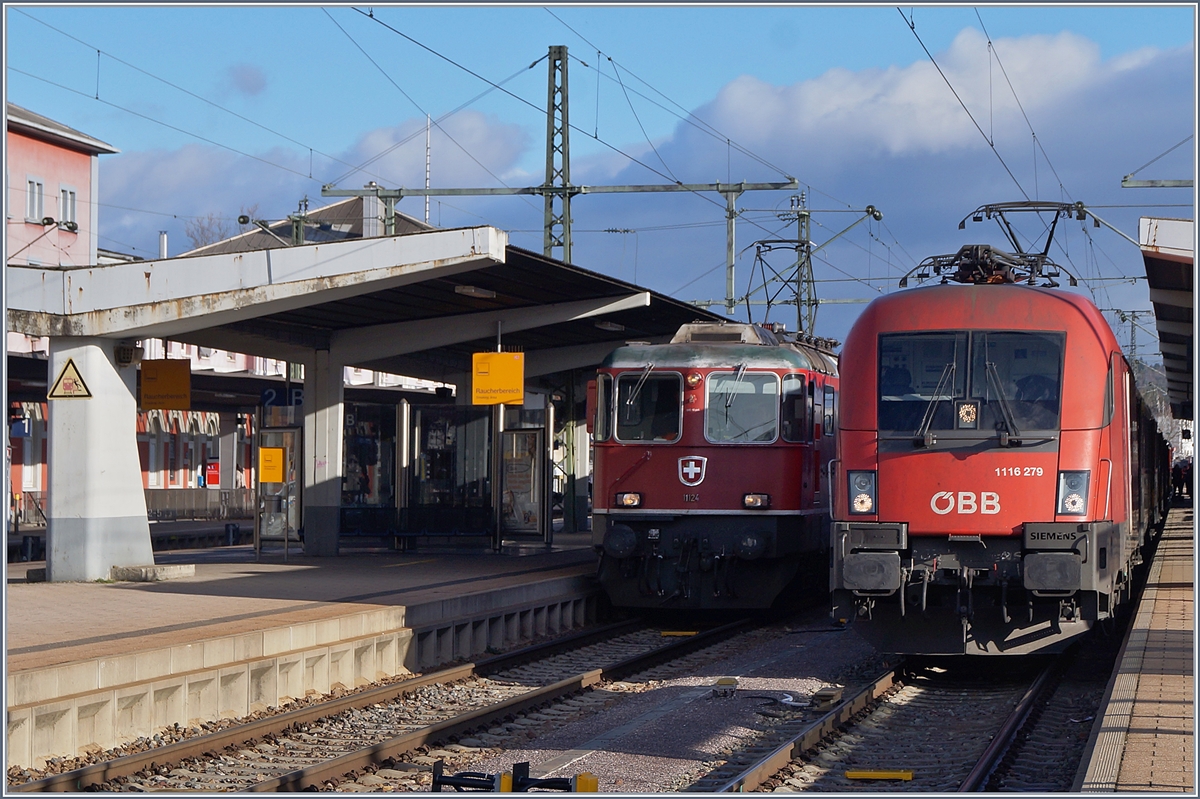 Die ÖBB 1116 279 übernimmt in Singen den IC 280, während im Hintergrund die SBB Re 4/4 II 11134 mit ihrem IC4 auf die Abfahrt nach Zürich wartet.
2. Jan. 2018