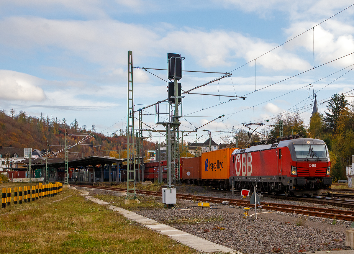 Die ÖBB 1293 199-6 (91 81 1293 199-6 A-ÖBB), eine Siemens Vectron MS (X4E) der Variante A60 (Länderpaket) fährt am 06.11.2021 mit einem Containerzug durch Betzdorf (Sieg) in Richtung Köln.

Die Siemens Vectron MS / X4E wurde 2020 von Siemens in München-Allach unter der Fabriknummer 22856 und an die ÖBB - Österreichische Bundesbahnen (ÖBB-Produktion GmbH) geliefert. Sie ist in der Variante A60 auf geführt und hat so die Zulassungen für A / D / CZ / PL / SK / H / RO / BG / HR /SRB / NL / B, wobei noch einige Länder noch durchgestrichen sind. Von der Variante A60 hat die ÖBB 2019 insgesamt 28 Loks (1293 173 bis 1293 200) abgerufen.

Ende Januar 2017 unterzeichneten die Österreichischen Bundesbahnen und Siemens Mobility einen Rahmenvertrag über bis zu 200 Lokomotiven, wovon die ersten 30 Mehrsystem-Vectron direkt zum Gesamtpreis von 120 Mio. Euro abgerufen wurden.

Die Siemens Vectron weisen im Betrieb mit Wechselspannung eine Leistung von 6.400 kW, mit Gleichspannung 6.000 kW, auf und haben eine Masse von bis zu 90 Tonnen, die auf vier Achsen verteilt eine Achslast von 22,5 Tonnen ergibt. Aufgrund der überwiegenden Verwendung im Güterverkehr sind die Lokomotiven zunächst für 160 km/h zugelassen. Zur Verbesserung der Laufeigenschaften auf kurvenreichen Strecken wurden die Lokomotiven mit aktiven Drehdämpfern ausgerüstet

TECHNISCHE DATEN:
Spurweite:  1.435 mm (Normalspur)
Achsformel:  Bo’Bo’
Länge über Puffer:  18.980 mm
Breite (über Handstangen): 3.012 mm
Höhe (Panto abgesenkt): 4.248 mm
Begrenzungslinie: UIC 505-1
Drehzapfenabstand:  9.500 mm
Achsabstand in Drehgestell:  3.000 mm
Raddurchmesser:  1.250 mm (neu) / 1.160 mm (abgenutzt)
Dienstgewicht: 90 t
Max. Radsatzlast :  22,5 t
Meterlast: 4.742 kg
Höchstgeschwindigkeit: 160km/h 
Antriebsleistung: 6.400 kW (AC) / 6.000 kW (DC)
Anfahrzugkraft: 	340 kN
Kleinster bef. Halbmesser: 80 m
Stromsysteme: 15kV/16,7Hz; 25kV/50Hz; 3kV DC (1,5kV DC)
Antriebsart: IGBT Stromrichter und Drehstrom Fahrmotore mit
Antrieb: Ritzelhohlwellenantrieb
Bremsbauart: KE-GPR-E m Z, (D), ep. Dynamisches Bremssystem Elektrodynamische Hochleistungs-Rückspeisebremse, für DC Netze zusätzlich Widerstandsbremse
Leistung der dynamischen Bremse: 6.400 kW (AC) / 6.000 kW (DC), Leistung der Widerstandsbremse: 2.600 kW (DC)
E-Bremskraft der dynamischen Bremse: 150 / 240 kN
Federspeicherbremse 45 / 50: 60 kN
Zugheizung: 900 kVA
Betriebliche Daten:
Zugbeeinflussungssysteme: Alstom IVC ETCS L1-2 + SCMT; LZB 80/E, PZB 90; MIREL VZ1; SHP
Sicherheitsfahrschaltung: Zeit-Zeit Impuls-SiFa
Zugfunk: GSM-R Dual Mesa 23 SW 4.9.3, Analogbetrieb 450 MHz gemäß UIC 751-3, GSM-R gemäß EIRENE FRS 7, SRS 15
Fern- und Vielfachsteuerung: UIC-WTB nach ÖBB Fernsteuerkonzept, ZMS-ZDS-ZWS

Quellen: ÖBB-Produktion GmbH, Siemens und wikipedia
