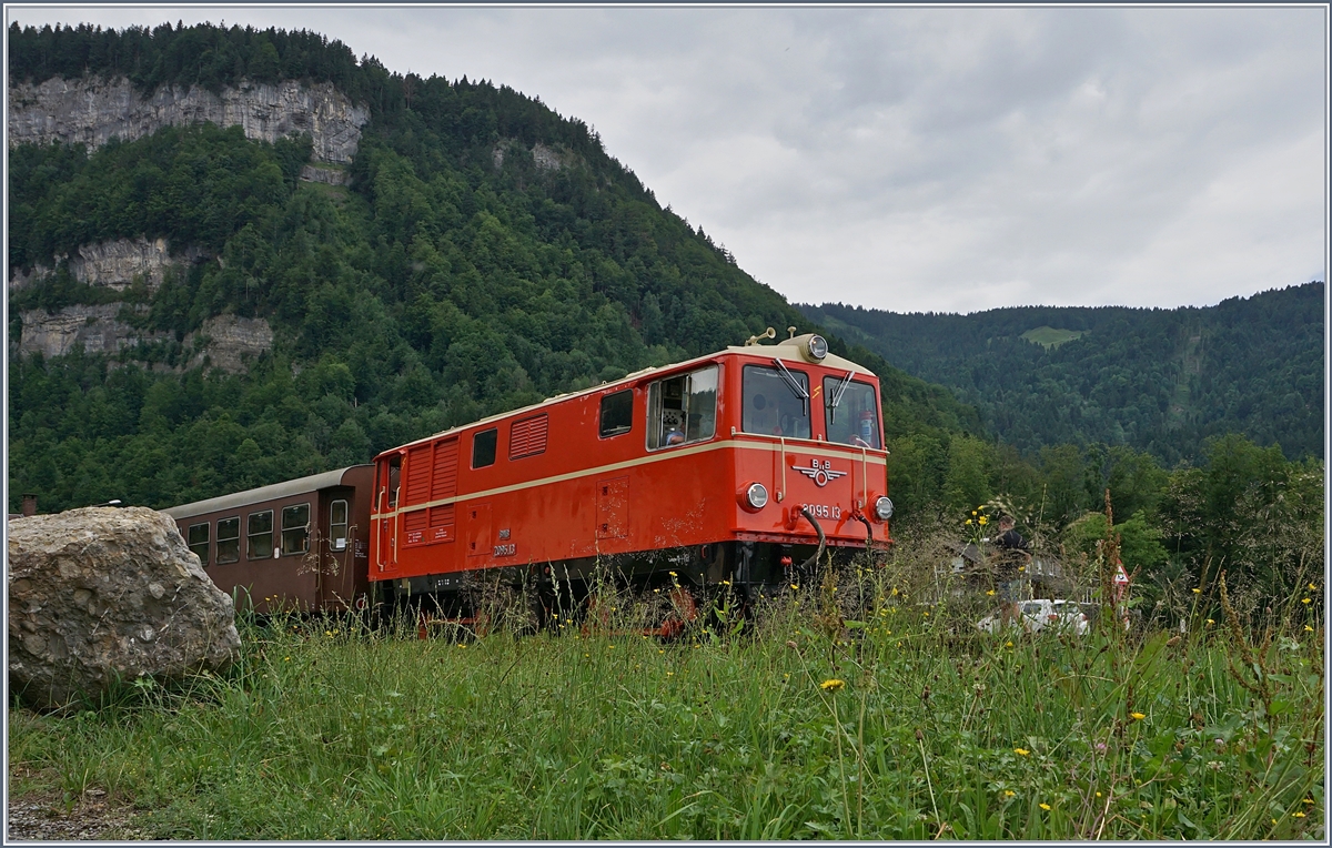Die ÖBB 2095.13 der BWB ist mit ihrem Zug in Schwarzenberg Bf. angekommen. 
9. Juli 2017 