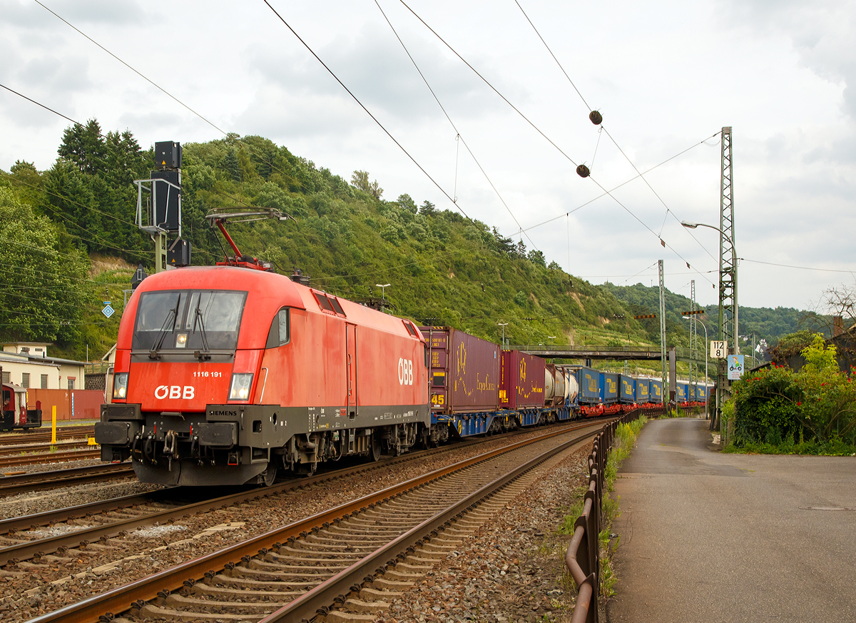 
Die ÖBB  Taurus 2“ 1116 191 (91 81 1116 191-8 A-ÖBB) fährt am 16.06.2017 mit einem Containerzug durch Linz am Rhein in Richtung Norden. 

Die Elektrische Universallokomotive vom Typ Siemens ES64U2 wurde 2004 von Siemens in München unter der Fabriknummer 20912 und als 1116 191-6 an die ÖBB geliefert. 

Die ES 64 U2 wurde ursprünglich als Universallok für die Österreichischen Bundesbahnen (ÖBB) entwickelt und wird dort als Baureihe 1016 (reine 15-kV-Version) und 1116 (2-System-Version mit 15 kV und 25 kV für internationalen Verkehr) geführt. Die Zweisystembauart für 15 kV- und 25 kV-Bahnstromsysteme ist traktions- und sicherungstechnisch für Deutschland, Österreich und Ungarn ausgerüstet und zugelassen, seit Mai 2002 ist zudem ihr Einsatz teilweise in der Schweiz erlaubt. Durch die vorhandene Technik ist sie ebenso für die Wechselstromstrecken in Tschechien und der Slowakei geeignet. Die Maschinen der Serie ES 64 U2 sind wendezugfähig ausgeführt und ab Werk mit zwei Einholm-Stromabnehmern ausgerüstet. Ausnahme sind die Railjet-Loks 1116.201 bis 1116.223, welche mit den in die Schweiz verbundenen Fahrten, einen dritten (schmaler) Stromabnehmer haben. Der Antrieb der Lok erfolgt über einen speziell für sie entwickelten Hohlwellen-Antrieb mit Bremswelle (HAB).

Die Lok der Reihe 1016 und 1116 sind auch oft hörbar zuerkennen: Beim Aufschalten aus dem Leerlauf ist ein Geräusch zu vernehmen, das an das Durchspielen einer Tonleiter auf einem Tenorsaxophon erinnert. Es entsteht in den Drehstrommotoren durch die Ansteuerung der Stromrichter. Das hörbare Geräusch ist dabei die doppelte Taktfrequenz der Pulswechselrichter, welche stufenweise angehoben wird.

Die Frequenz ändert sich dabei in Ganz- und Halbtonschritten über zwei Oktaven von d bis d  im Tonvorrat der Stammtöne.

TECHNISCHE DATEN:
Spurweite: 1.435 mm (Normalspur)
Achsformel: Bo’Bo’
Länge über Puffer: 19.280 mm
Höhe: 4.375 mm
Breite: 3.000 mm
Drehzapfenabstand: 9.900 mm
Achsabstand in Drehgestell: 3.000 mm
Kleinster bef. Halbmesser: 100 m (bei 10 km/h) /120 m (bei 30 km/h)
Dienstgewicht: 88 t
Max. Achslast: 22 t
Höchstgeschwindigkeit: 230 km/h
Dauerleistung: 6.400 kW
Max. Leistung (Booster für 5 min): 7.000 kW (nur bei 85–200 km/h nützlich)
Anfahrzugkraft: 300 kN
Dauerzugkraft: 250 kN (bis 92 km/h)
Raddurchmesser: 1.150 mm (neu) / 1.070 mm (abgenutzt)
Motorentyp: 1 TB 2824-0GC02
Stromsystem: 15 kV, 16,7 Hz und 25 kV, 50 Hz
Anzahl der Fahrmotoren: 4
Antrieb: GTO Stromrichter und Hohlwellen-Drehstrom Fahrmotoren 
Dynamisches Bremssystem: Elektrodynamische Hochleistungs-Rückspeisebremse 
Nenn- / Höchstleistung der dynamischen Bremse: 6.400 kW / 7.000 kW (mit Booster) 
Max. Bremskraft der dynamischen Bremse: 240 kN
