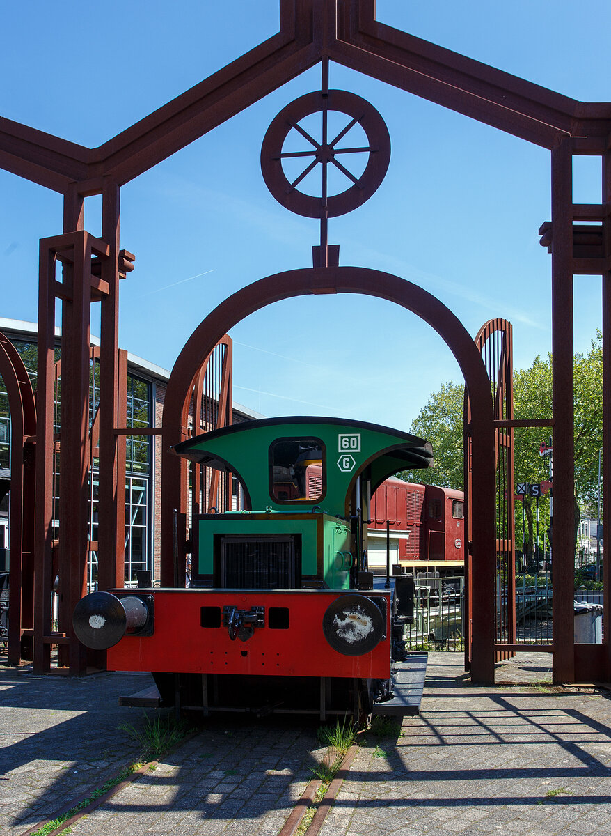 Die Oersik NS 103 Diesel-Rangierlokomotive (ehemals Benzin-Rangierlokomotive) der NS-Serie (Baureihe) 100 am 29 April 2025 im Het Spoorwegmuseum (bis 2005 NSM - Nederlands Spoorwegmuseum / Niederländischen Eisenbahnmuseum) in Utrecht im ehemaligen Bahnhof Maliebaanstation. 

Die NS 103 wurde 1930 von der BMAG - Berliner Maschinenbau-Actien-Gesellschaft vormals L. Schwartzkopff in Berlin unter der Fabriknummer 9734 gebaut und an die NS - Nederlandse Spoorwegen (Niederländischen Staatsbahnen, heute Niederländische Eisenbahnen AG) geliefert. Ursprünglich hatte sie einen 50 PS starken Benzinmotor von der Heinrich Kämper Motorenfabrik AG in Berlin-Marienfelde (D). Nach dem Krieg wurden die meisten Lokomotiven außer Betrieb genommen. Dies geschah auch mit der 103 im Jahr 1947 oder 1948, danach wurde sie an NV Staalwerken „De Maas“ in Maastricht verkauft.

Die NS 103 und die NS 137 wurden Ende der 1980er Jahre in die Sammlung des Eisenbahnmuseums aufgenommen. Bei der Revision in Tilburg wurde bei der 103 der Benzinmotor durch einen DAF-Dieselmotor und der mechanische Antrieb durch einen hydrostatischen ersetzt. Äußerlich wurde die Lokomotive wieder in den Originalzustand versetz.