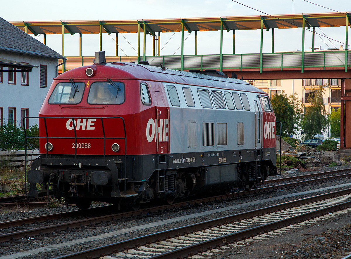 Die OHE-Cargo 200086 (92 80 1216 158-6 D-OHEGO), ex DB 216 158-6, steht am 23.09.2016 beim Bahnhof Gie�en. 

Die Spenderlok (V 160) wurde 1968 von Henschel in Kassel unter der Fabriknummer 31318 gebaut und an die Deutsche Bundesbahn als 216 158-6 geliefert. Am 30.12.1998 erfolgte die Ausmusterung bei der DB und sie ging an die On Rail Gesellschaft f�r Eisenbahnausr�stung und Zubeh�r mbH in Mettmann, welche sie im Jahre 2000 bei der DB AG, AW Chemnitz zur heutigen DH 1504/5 umbauen lie�. Im September 2000 ging die umgebaute Lok dann an die OHE - Osthannoversche Eisenbahnen AG in Celle, wo sie die Betreiberbezeichnung 200096 bekam. Im Jahr 2005 erhielt sie dann die heutige Betreiberbezeichnung 200086 und 2007 die NVR-Nummer 92 80 1216 158-6 D-OHE. Zur OHE Cargo kam sie 2012 und bekam die NVR-Nummer  92 80 1216 158-6 D-OHEGO.

Nach einem �hnlichen Konzept wie die OnRail DH 1004 wurde f�r die Mindener Kreisbahnen eine V 160 umgebaut, wobei von der Spenderlok das Fahrwerk mit Lokkasten und Getriebe verwendet wurde. Ein Ersatz des Lokkastens war nicht m�glich, da er als tragendes Teil ausgef�hrt ist.

Im Inneren der Lok wurden der Dieselmotor, die F�hrerst�nde und die gesamten Hilfsbetriebe und Installationen erneuert. An beiden Enden wurden neue B�hnen angebracht, um dem Rangierpersonal, insbesondere bei der Benutzung der ebenfalls neuen Funkfernsteuerung, geeignete Standfl�chen zu bieten.

Auch diese Type wird von OnRail vertrieben. W�hrend der Umbau der ersten beiden Loks (DH 1504/1 und DH 1504/2) als Auftragsarbeit bei VSFT durchgef�hrt wurde, entstanden die weiteren vier Loks, wie diese hier im Werk Chemnitz der DB.

Warum man sie weiter unter der gleichen Baureihe (216) f�hrt ist mir ein R�tsel, denn die Umbauten sind doch sehr massiv.

TECHNISCHE DATEN:
Spurweite: 1.435 mm (Normalspur)
Achsfolge: B´B´
L�nge �ber Puffer: 16.800 mm
Drehzapfenabstand: 8.600 mm
Drehgestellachsstand:	2.800 mm
Raddurchmesser neu:	1.000 mm
Dienstgewicht: 80 t
Dieselmotor: MTU 12V4000R20
Dieselmotorleistung: 1.500 kW
Dieselmotordrehzahl: 1.800 1/min
Getriebe: Voith L821rs
H�chstgeschwindigkeit: 120 km/h
Kraftstoffvorrat: 3.800 l
umgebaute St�ckzahl:	6

Die OHE (Osthannoversche Eisenbahnen AG) ist ein mehrheitlich in Besitz von der Netinera Deutschland GmbH befindliches Eisenbahnunternehmen mit Sitz in Celle. Die NETINERA, bis M�rz 2011 Arriva Deutschland ist ein Tochterunternehmen der italienischen Staatsbahn Ferrovie dello Stato Italiane.
