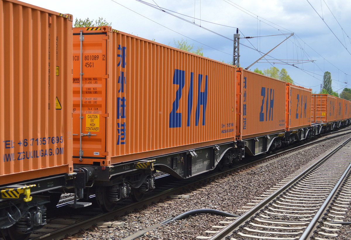 Die orangen 40’ Standard-Container des ZIH Eastbound Europe-China Railway Express aus Zhengzhou am 09.05.17 Bf. Berlin-Hohenschönhausen.

    