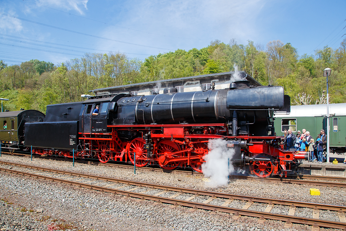 
Die Personenzuglokomotive 23 071 (ex DB 023 071-4) der VSM - Veluwsche Stoomtrain Matschappij (NL Apeldoorn) mit einem Dampfpendelzug am 30.04.2017 im Eisenbahnmuseum Bochum-Dahlhausen.

Die Lok wurde 1956 von Arnold Jung Lokomotivfabrik GmbH, Jungenthal bei Kirchen a.d. Sieg unter der Fabriknummer 12506 gebaut. Dort wurde auch 1959 mit der 23 105 die letzte von der DB beschaffe Dampflok gebaut. 

Die Baureihe 23 der Deutschen Bundesbahn war eine zur Beförderung von Personen- und Schnellzügen vorgesehene Dampflokomotive mit Schlepptender und der Achsfolge 1'C1'. 
Nach dem Zweiten Weltkrieg fehlten der Deutschen Bundesbahn leistungsfähige Personenzugloks, die vorhandenen Baureihen waren altersbedingt zu ersetzen, wie beispielsweise die bereits rund 40 Jahre alten preußischen P 8. Unter der Leitung von Friedrich Witte entwickelte man für die Neubeschaffung von Dampflokomotiven neue Baugrundsätze, welche bei der Baureihe 23 zur Anwendung kamen. Bei der Konstruktion griff man einen nicht verwirklichten Vorschlag der BMAG für die DR-Baureihe 23 wieder auf, nämlich den einer Lok der von Friedrich Witte bereits seinerzeit favorisierten Achsfolge 1'C1' mit Verbrennungskammerkessel. Ab 1950 wurden 105 Exemplare der neu konstruierten Baureihe für den mittelschweren Personenzug- und den leichten Schnellzugdienst durch die Lokomotivfabrik Jung Jungenthal (51 Stück), Henschel-Werke (29 Stück), Krupp (21 Stück) und die Maschinenfabrik Esslingen (4 Stück) gebaut. 

Wie sich nach den ersten Einsätzen zeigte, erfüllte die Neukonstruktion die Erwartungen, die Baureihe war universell einsetzbar, überdies der Kohleverbrauch geringer als bei vergleichbaren Lokomotiven. Die Loks der Baureihe 23 können einen 600 t schweren Zug in der Ebene mit 110 km/h sowie auf einer Steigung von 10 Promille noch mit 44 km/h befördern. Bei Messfahrten ergab sich, dass die Baureihe 23 mit ihrer im Vergleich zur P 8 nur 8,5 % größeren Kesselheizfläche deren Kesselleistung um 23 % übertrifft; die Zughakenleistung ist mit 1480 PSe sogar um mehr als 50 % höher als bei der P 8.

Konstruktive Merkmale
Die Lokomotiven erhielten geschweißte Blechrahmen, geschweißte Kessel mit Verbrennungskammer und selbsttragende Schlepptender der Bauart 2'2' T 31, ebenfalls in Schweißkonstruktion. Die Kessel wurden aus der Stahlsorte St-34 gefertigt, die Feuerbüchse mit der Verbrennungskammer aus IZ-II-Stahl.

Beim Laufwerk bildete man den vorderen Laufradsatz und den ersten Kuppelradsatz als Krauss-Helmholtz-Lenkgestell aus. Der Schleppradsatz hingegen wurde als weiterentwickeltes Bisselgestell ausgeführt, bei dem an Stelle der herkömmlichen Rückstelleinrichtung mit Wiege und Pendel eine solche mit Gegenlenkern und auf den Anlenkzapfen wirkender Rückstellung verwendet wird. Die Laufwerkskonstruktion der Baureihe 23 lässt Rückwärtsgeschwindigkeiten von 110 km/h zu, die Festlegung der Höchstgeschwindigkeit bei Rückwärtsfahrt auf nur 85 km/h erfolgte lediglich aufgrund der schlechteren Sichtverhältnisse des Lokpersonals bei der Fahrt mit dem Tender voraus. Überdies führte man das Laufwerk so aus, dass die Kuppelradsatzlast wahlweise auf 17 oder 19 t eingestellt werden kann.

Die Lokomotiven erhielten zwei Bosch-Schmierpumpen für die zentrale Schmierung der unter Dampf gehenden Teile, aber auch der schwer zugänglichen Schmierstellen des Laufwerks. Als Regler kam ein Heißdampf-Mehrfachventilregler zum Einbau. Bis zur Betriebsnummer 023 wurden Oberflächenvorwärmer der Bauart Knorr sowie Gleitlager verwendet. Die Lokomotiven mit den Ordnungsnummern 024 und 025 sowie ab Ordnungsnummer 053 wurden mit Wälzlagern für Radsätze und Triebwerk sowie Mischvorwärmern ausgerüstet. Die Heusinger-Steuerung wurde im Interesse schwächeren Steinspringens und damit besserer Rückwärtsfahreigenschaften mit Kuhnscher Schleife ausgeführt. Die Kuppelradsätze erhielten beidseitig Bremsbacken.

16 Lokomotiven der Baureihe versah man außerdem mit einer Wendezugsteuerung.

Im allseitig geschlossenen Führerhaus montierte man eine gefederte und von unten beheizbare Fußbodenplatte, um dem Lokomotivpersonal bessere Arbeitsbedingungen zu verschaffen. Es gab zudem einen Kleiderkasten und eine Wärmeinrichtung fürs Essen.

TECHNISCHE DATEN:
Gebaute Anzahl: 105 (Nummerierung 23 001–105)
Baujahre: 	1950–1959
Bauart:  1'C1' h2
Gattung: P 35.18
Spurweite: 	1435 mm (Normalspur)
Länge über Puffer:  21.325 mm
Höhe:  4.550 mm
Breite:  3.050. mm
Achsabstände: 2.950 / 2.000 / 2.000 / 2.950 mm (Fester Radstand 2.000 mm)
Gesamtradstand:  9.900 mm
Gesamtradstand mit Tender: 17.625 mm
Leergewicht: 	74,6 t
Dienstgewicht: 	82,8 t
Radsatzfahrmasse:  maximal 18,7 t
Höchstgeschwindigkeit: 110 km/h, (rückwärts 85 km/h)
Indizierte Leistung: 1.325 kWi (1.800 PSi)
Treibraddurchmesser: 	1.750 mm
Laufraddurchmesser vorn: 	1.000 mm
Laufraddurchmesser hinten: 1.250 mm
Steuerungsart:  Heusinger mit Kuhnscher Schleife
Zylinderanzahl: 	2
Zylinderdurchmesser: 	550 mm
Kolbenhub:  660 mm
Kesselüberdruck:  16 kg/cm²
Anzahl der Heizrohre: 	130
Anzahl der Rauchrohre:  54
Heizrohrlänge: 	4.000 mm
Rostfläche: 	3,11 m²
Strahlungsheizfläche: 	17,1 m²
Rohrheizfläche: 	139,18 m²
Überhitzerfläche:  73,80 m²
Verdampfungsheizfläche: 	156,28 m²
Tender: 	2'2' T 31
Wasservorrat:  31 m³
Brennstoffvorrat: 8 t Kohle
