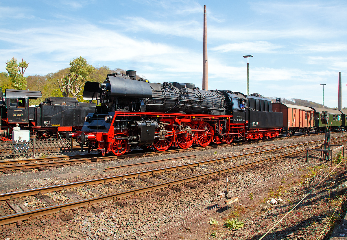 Die Personenzuglokomotive 35 1097-1 (90 80 0035 097-9 D-MTEG) der IG 58 3047, ex HEF 23 1097, ex DR 23 1097 am 30.April 2017 mit einem Dampfpendelzug im Eisenbahnmuseum Bochum-Dahlhausen.  

Die ehemalige DR 23 1097, ab 1970 DR 35 1097-1 wurde 1957 von LKM - Lokomotivbau Karl Marx (Babelsberg) unter der Fabriknummer 123097 gebaut. Sie hat bereits den 4. Kessel. Bis 1965 den ursprünglichen, 1965 bis 1967 den Kessel von Lok 23 1039 (Fabriknummer 123039), 1667 bis 1971 den der Lok 23 1040 (Fabriknummer 123034) und seit 1971 hat sie den Kessel der Lok 23 1019 (Fabriknummer 123019). Gekuppelt ist sie mit ihrem ursprünglichen  2'2' T28 Tender.

Die Lok wurde am 31.August 1978 abgestellt. Ein Privatmann erwarb die Lok am 7.November 1981 für den Verein  Historische Eisenbahn Frankfurt e.V.  und ließ sie in den Westen überführen. Die Lok wurde dem Verein als nicht betriebsfähiges Ausstellungsstück zur Verfügung gestellt. Zunächst wurde die Lok im Bw Wiesbaden hinterstellt und später nach Mainz-Bischofsheim überführt. Im dortigen Rundlokschuppen konnte die Lok geschützt abgestellt werden. Am 17. und 18.September 1993 wurde die 23.10er dann auch beim Fest 125 Jahre Bw Bischofsheim ausgestellt. Seit 3.Oktober 1996 befindet sich die Lok in der Obhut der BSW-Freizeitgruppe  IG 58 3047  im Bw Glauchau. Die Lok wurde bei einem Rangierunfall am 24.August 2002 in Chemnitz so stark beschädigt, daß sie zunächst nicht mehr weiterbetrieben werden konnte. Im August 2003 wurde die beschädigte Lok in das DLW Meiningen überführt. Die Reparatur zog sich bis in den Sommer 2007 hin. Nach der Reparatur inklusive der fälligen Kesselhauptuntersuchung konnte die 23.10er im Juni 2007 wieder in Betrieb genommen werden. Eigentümer der Lok ist die Interessengemeinschaft Traditionslok 58 3047 e.V..

Die DR-Baureihe 35.10 (ex DR 23.10):
Wie im Westen so auch im Osten brauchte man neu Personenzuglokomotiven, so wurde bei der DR Baureihe 23.10, aus der kriegsbedingt nur in zwei Exemplaren gebauten Einheitsdampflokomotive der Baureihe 23 (diese war als Ersatz für die P 8 vorgesehen), weiterentwickelt. Es wurden allerdings nur die Abmessungen des Trieb- und Laufwerkes übernommen. Die Lokomotiven erhielten einen Mischvorwärmer der Bauart IfS/DR und Kessel mit Verbrennungskammern, und das Führerhaus wurde großzügiger gestaltet. Ab der Betriebsnummer 23 1003 wurde auf den Speisedom verzichtet.  Von 1955 bis 1959 wurden insgesamt 113 Exemplare gebaut und mit den Betriebsnummern 23 1001–1113 in Dienst genommenen. Sie kamen meist im leichten bis mittelschweren Schnellzugdienst zum Einsatz. Mit der Einführung der EDV-gerechten Nummerierung zum 1. Januar 1970 erhielten die Lokomotiven die neuen Betriebsnummern 35 1001–1113.

Im Gegensatz zu den Vorbildlokomotiven der DR-Baureihe 23 war Basis der Baureihe 23.10 ein geschweißter Blechrahmen mit Ober- und Untergurt und 25 mm Wangenstärke. Der Kessel einschließlich der Feuerbüchse wurde ebenfalls als stählerne Schweißkonstruktion ausgeführt, die Rohrlänge betrug 4.200 mm. Für die Kesselspeisung wurden eine saugende Dampfstrahlpumpe und eine Verbund-Mischpumpe VMP 15-20 Bauart BBW (250 l/min) verbaut.
Die vordere Laufachse (mit +/- 115 mm Seitenspiel) und die erste Kuppelachse (mit +/- 10 mm Seitenspiel) wurden als Krauss-Helmholtz-Lenkgestell durchgebildet, die Schleppachse als Bisselgestell mit +/- 55 mm seitlichem Spiel. Das Fahrwerk ist als Vier-Punkt-Abstützung konzipiert.
Der Antrieb der Dampfmaschine erfolgte auf die zweite Kuppelachse, die Serienloks wurden mit Trofimoff-Schiebern ausgerüstet.

Mit der DR-Baureihe 50.40 hatte die 23.10 viele Gleichteile, so Kessel, Rauchkammer, Führerhaus oder Schlepptendern der Bauart 2'2' T 28.
Die Lok konnten einen Zug von 365 t in der Ebene mit 110 km/h und auf 10 Promille Steigung noch 335 t mit 60 km/h oder 565 t mit 40 km/h befördern.

Die letzten Loks wurden 1978 in Nossen ausgemustert, die 35 1113 fuhr jedoch als DR-Traditionslok bis zum 15.03.1992, diese gehört heute dem DB Museum und ist als Leihgabe bei der IG Dampflok Nossen e.V..

TECHNISCHE DATEN der BR 23.10 (ab 1970 BR 35.10):
Gebaute Stückzahl: 	113
Hersteller: 	LKM Babelsberg
Baujahre: 	1955–1959
Spurweite: 1.435 mm (Normalspur)
Bauart: 1'C1' h2
Gattung: P 35.18
Länge über Puffer:  22.660 mm
Leergewicht (ohne Tender):	78.5 t
Dienstgewicht:  87,2 t (ohne Tender) / 138 t (Lok und Tender)
Radsatzfahrmasse: 	18,3 t
Höchstgeschwindigkeit: 110 km/h (vorwärts) / 50 km/h (Rückwärts)
Indizierte Leistung:  1.250 kW (1.700 PS)
Treibraddurchmesser: 	1.750 mm
Laufraddurchmesser vorn: 1.000 mm
Laufraddurchmesser hinten: 1.250 mm
Zylinderanzahl: 	2
Zylinderdurchmesser: 	550 mm
Kolbenhub:  660 mm
Kesselüberdruck:  16 bar
Rostfläche:  3,71 m
Strahlungsheizfläche: 	 7,9 m²
Rohrheizfläche: 	141,7 m²
Überhitzerfläche:  68,50 m²
Verdampfungsheizfläche:  159,60 m²
Tender:  2'2' T28
Wasservorrat:  28 m³
Brennstoffvorrat:  10 t (Kohle)

