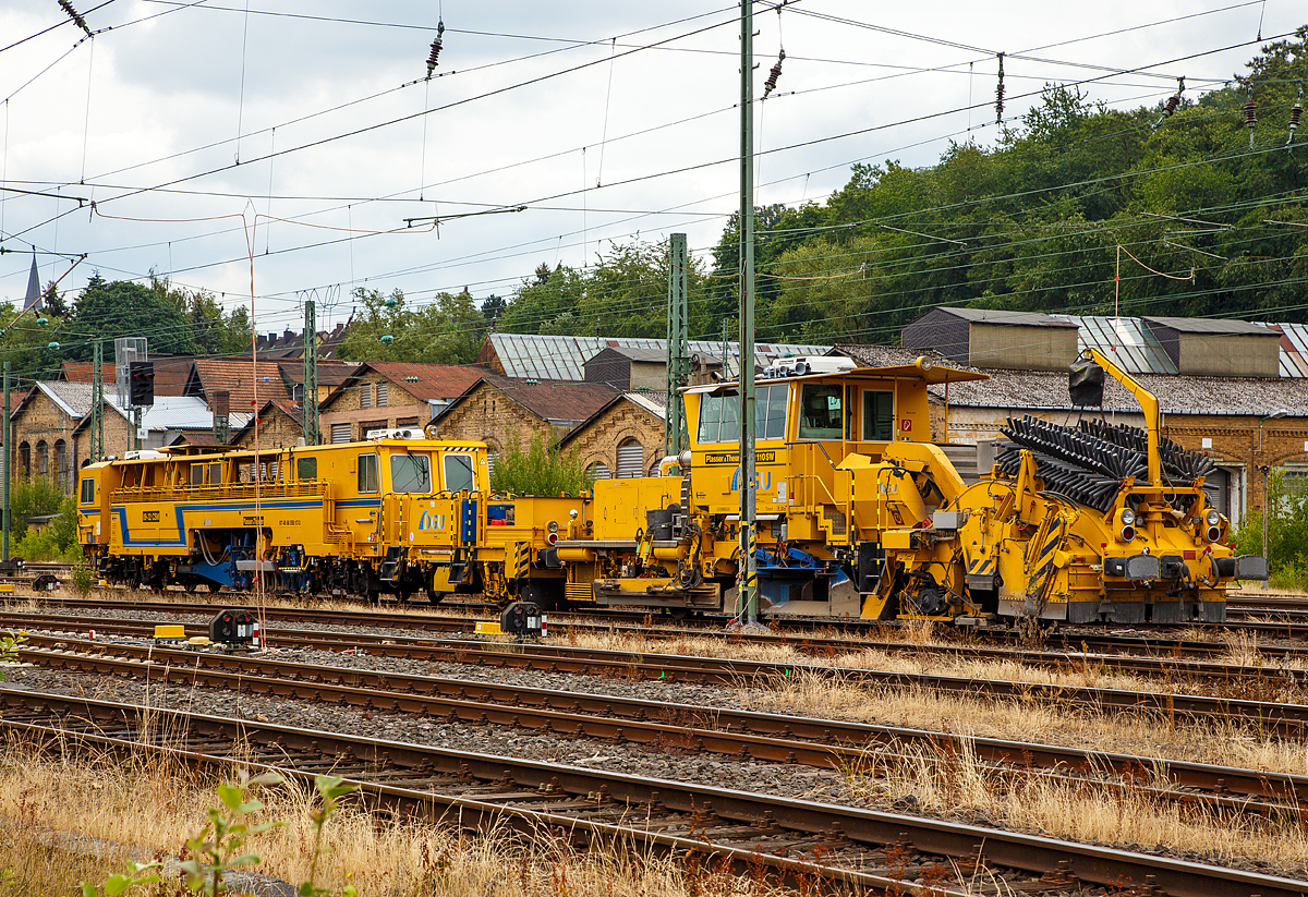 
Die Plasser & Theurer Schotterverteil- und Planiermaschine SSP 110 SW (Schweres Nebenfahrzeug Nr. 97 16 46 519 18 - 3) und die Plasser und Theurer Zweischwellenstopfmaschine 09-32 CSM (Nivellier-, Hebe-, Richt- und Stopfmaschinen), beide von der DGU (Deutsche Gleisbau Union), abgestellt am 24.06.2018 in Betzdorf/Sieg.