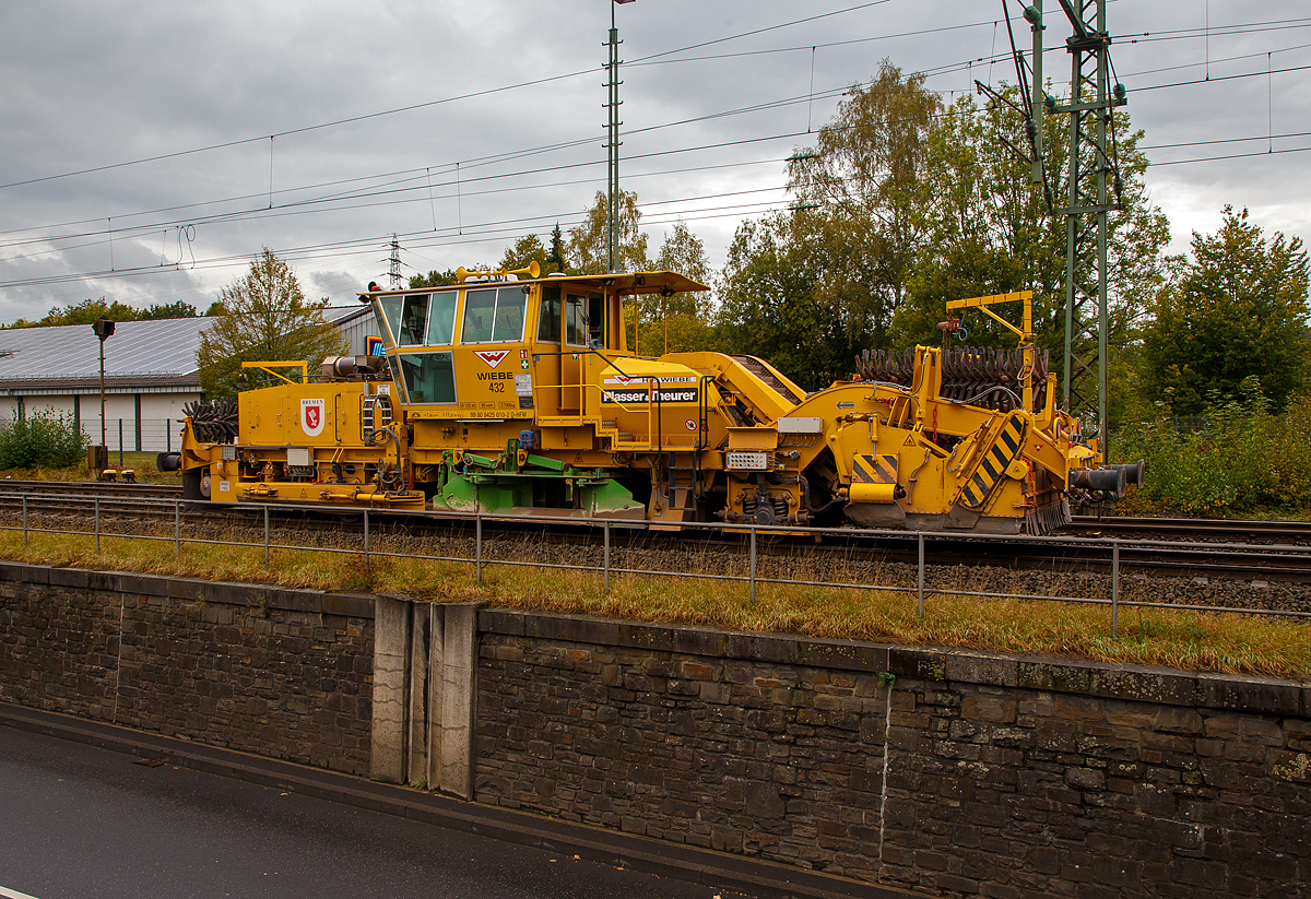 
Die Plasser & Theurer Schotterverteil- und Planiermaschine SSP 110 SW; Wiebe 432, Schweres Nebenfahrzeug Nr. 99 80 9425 010-2 D-HFW „Bremen“, ex 97 16 40 508 17-4, der H.F. WIEBE, ist am 26.09.2020 in Wissen (Sieg) im Einsatz.

Der Schotterpflug wurde 1987 von der Plasser & Theurer unter der Maschinen-Nr. 432 gebaut.
