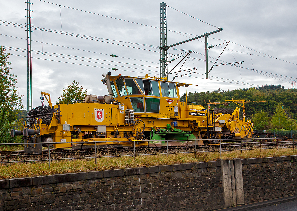 
Die Plasser & Theurer Schotterverteil- und Planiermaschine SSP 110 SW; Wiebe 432, Schweres Nebenfahrzeug Nr. 99 80 9425 010-2 D-HFW „Bremen“, ex 97 16 40 508 17-4, der H.F. WIEBE, ist am 26.09.2020 in Wissen (Sieg) im Einsatz.

Der Schotterpflug wurde 1987 von der Plasser & Theurer unter der Maschinen-Nr. 432 gebaut.
