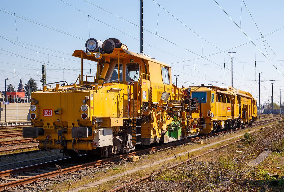 Die Plasser & Theurer  Universalschotterplaniermaschine USP 2000 SWS (Schweres Nebenfahrzeug Nr. 97 16 32 004 17-4)  SSP 682 „Hot Sweeper“, sowie die Plasser & Theurer Universalstopfmaschine UNIMAT 09 - 16 / 4S (Schweres Nebenfahrzeug Nr. 97 43 51 001 17-3)  USM 651  „Yellow Submarine“, beide von der DB Bahnbau Gruppe, sind am 11.04.2016 beim Bahnhof Troisdorf abgestellt.

Ehemals geh�rte die Maschinen der DB Netz AG, Maschinenpool (Netz Instandhaltung).

Die Universalschotterplaniermaschine (Schotterpflug) mit der internen DB Bezeichnung SSP 682 wurde 2001 von Plasser & Theurer unter der Fabriknummer 711 gebaut. Die Universalstopfmaschine mit der internen DB Bezeichnung USM 651 wurde 2002 von Plasser & Theurer in Linz (A) unter der Fabriknummer 3023 gebaut.